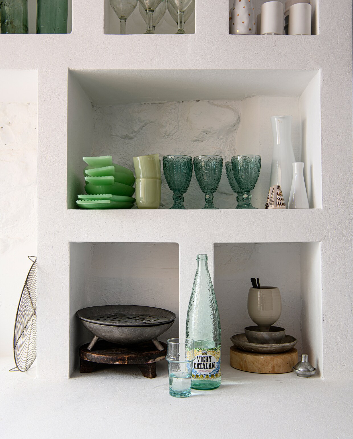 Espressobekers Villeroy &amp; Boch. Grijze schalen van Serax, visschalen van Serax, groene bekers en glazen Bva Auctions, wijnglazen Action. Overig onbekend. vtwonen 07-2023 | productie InsideHomePage | styling Inge van Lieshout | fotografie Louis Lemaire