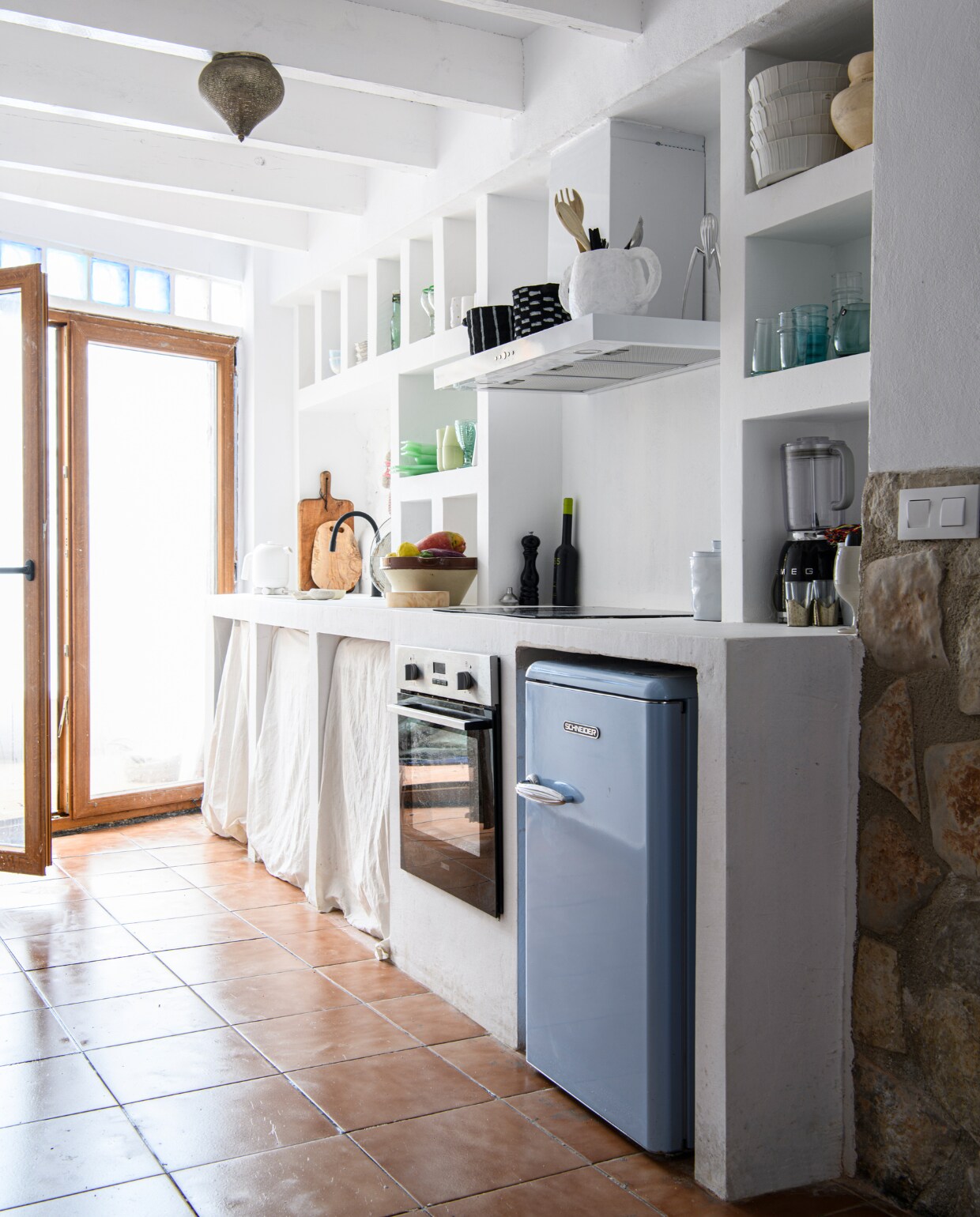 Koelkast Schneider, kookplaat Sauber, afzuigkap Mepamsa, oven Zanussi, witte beker Serax, manden lokale winkel, lamp Marktplaats. Overig onbekend. vtwonen 07-2023 | productie InsideHomePage | styling Inge van Lieshout | fotografie Louis Lemaire