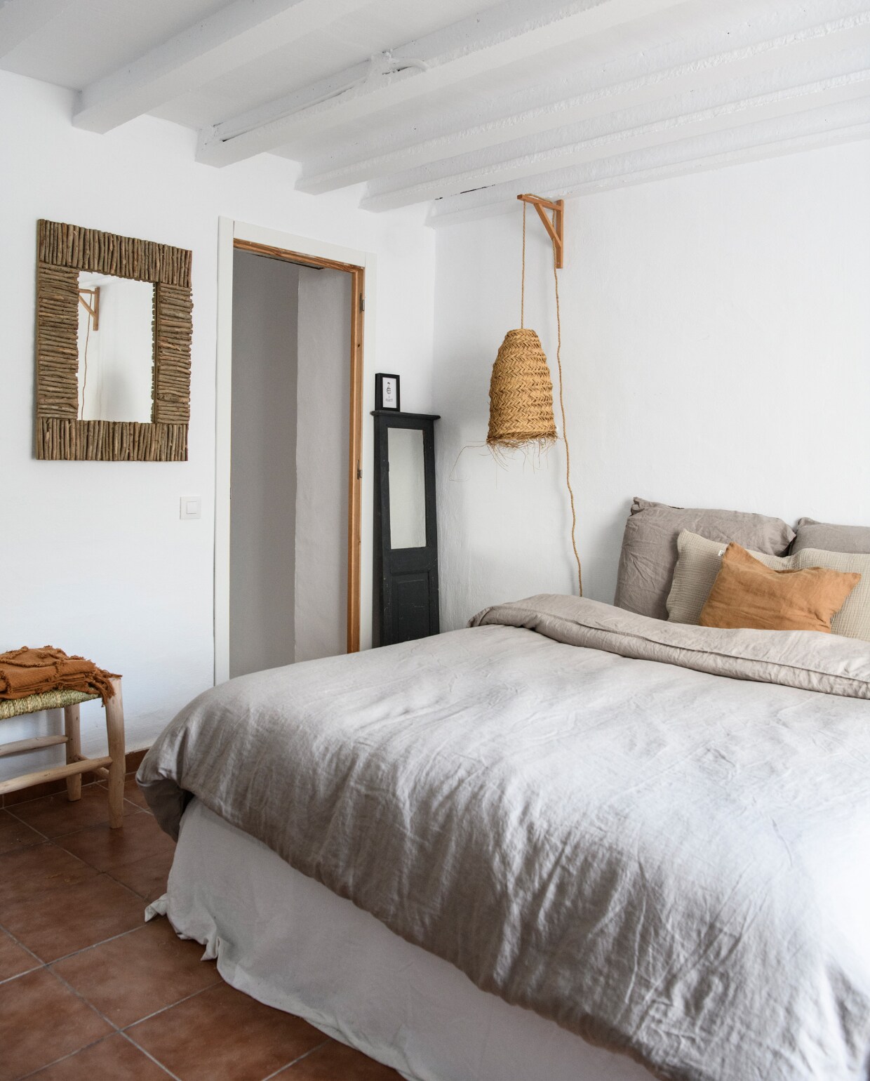 Spiegel, bank en hanglamp winkel in Dénia, linnen dekbedovertrek H&amp;M Home. Overig onbekend. vtwonen 07-2023 | productie InsideHomePage | styling Inge van Lieshout | fotografie Louis Lemaire