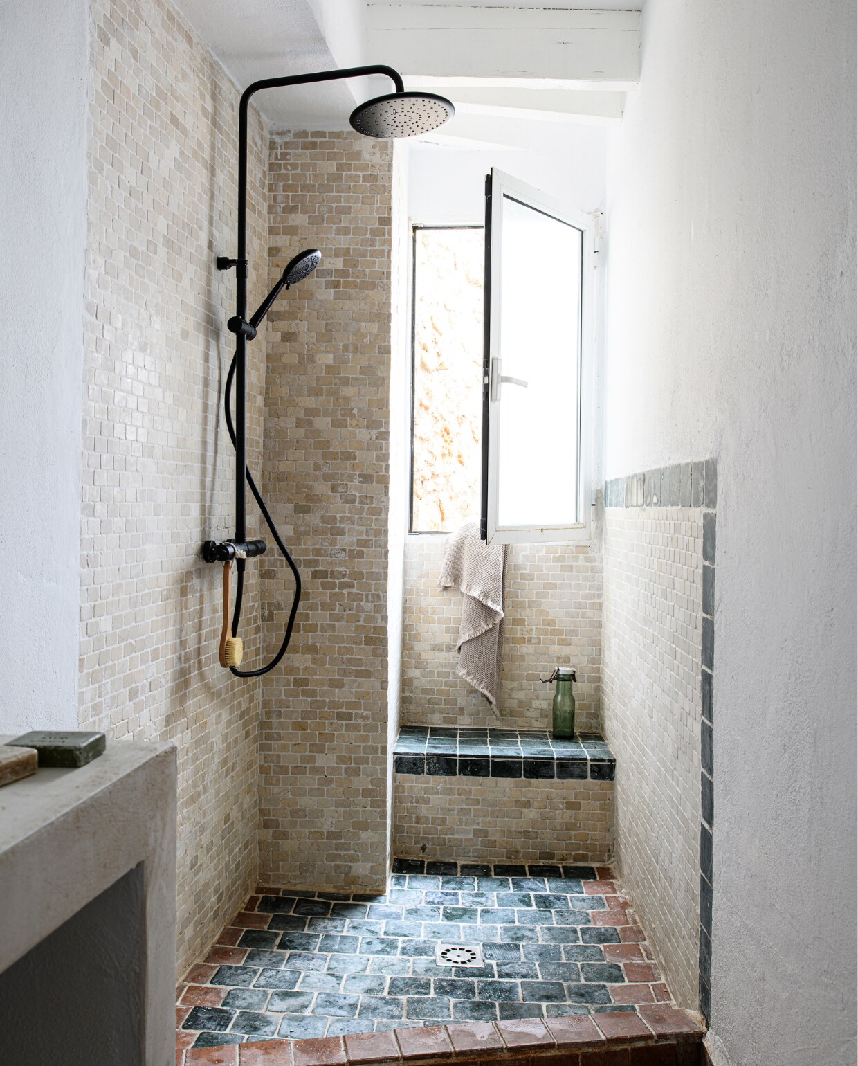 Stortdouche lokale bouwmarkt, handdoek H&amp;M Home. Overig onbekend. vtwonen 07-2023 | productie InsideHomePage | styling Inge van Lieshout | fotografie Louis Lemaire