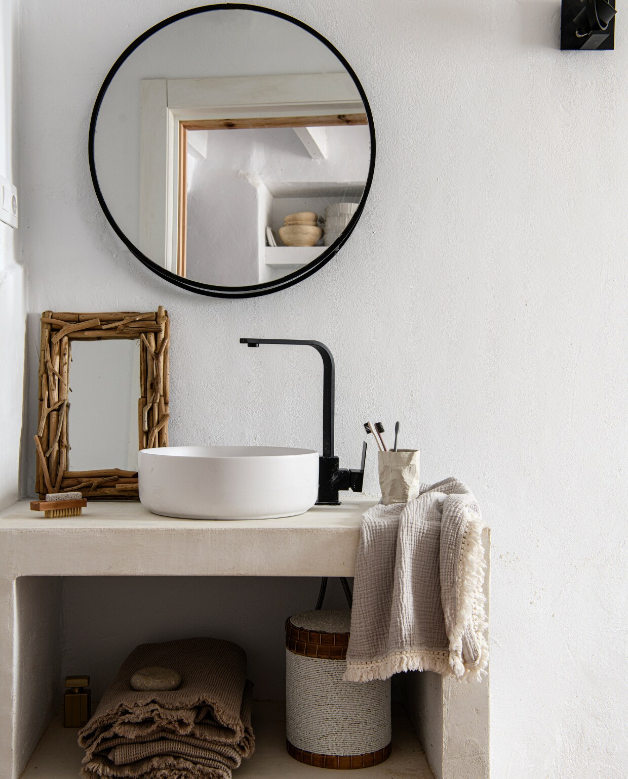 Ronde spiegel Bva Auctions, wasbak lokale bouwmarkt, kraan via veiling, houten spiegel Marktplaats. Handdoeken, beker en tandenborstels H&amp;M Home. vtwonen 07-2023 | productie InsideHomePage | styling Inge van Lieshout | fotografie Louis Lemaire