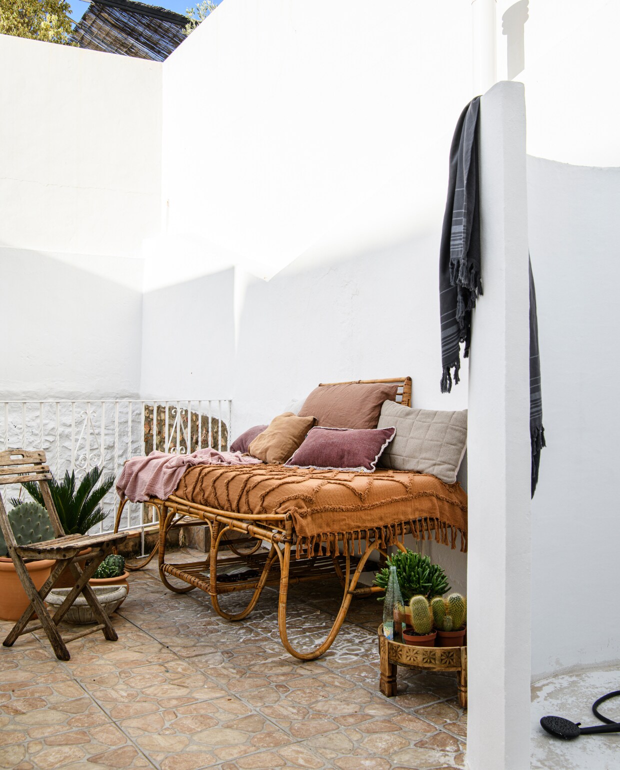 Daybed en kussens Marktplaats, hamamdoek Walra. Overig onbekend. vtwonen 07-2023 | productie InsideHomePage | styling Inge van Lieshout | fotografie Louis Lemaire