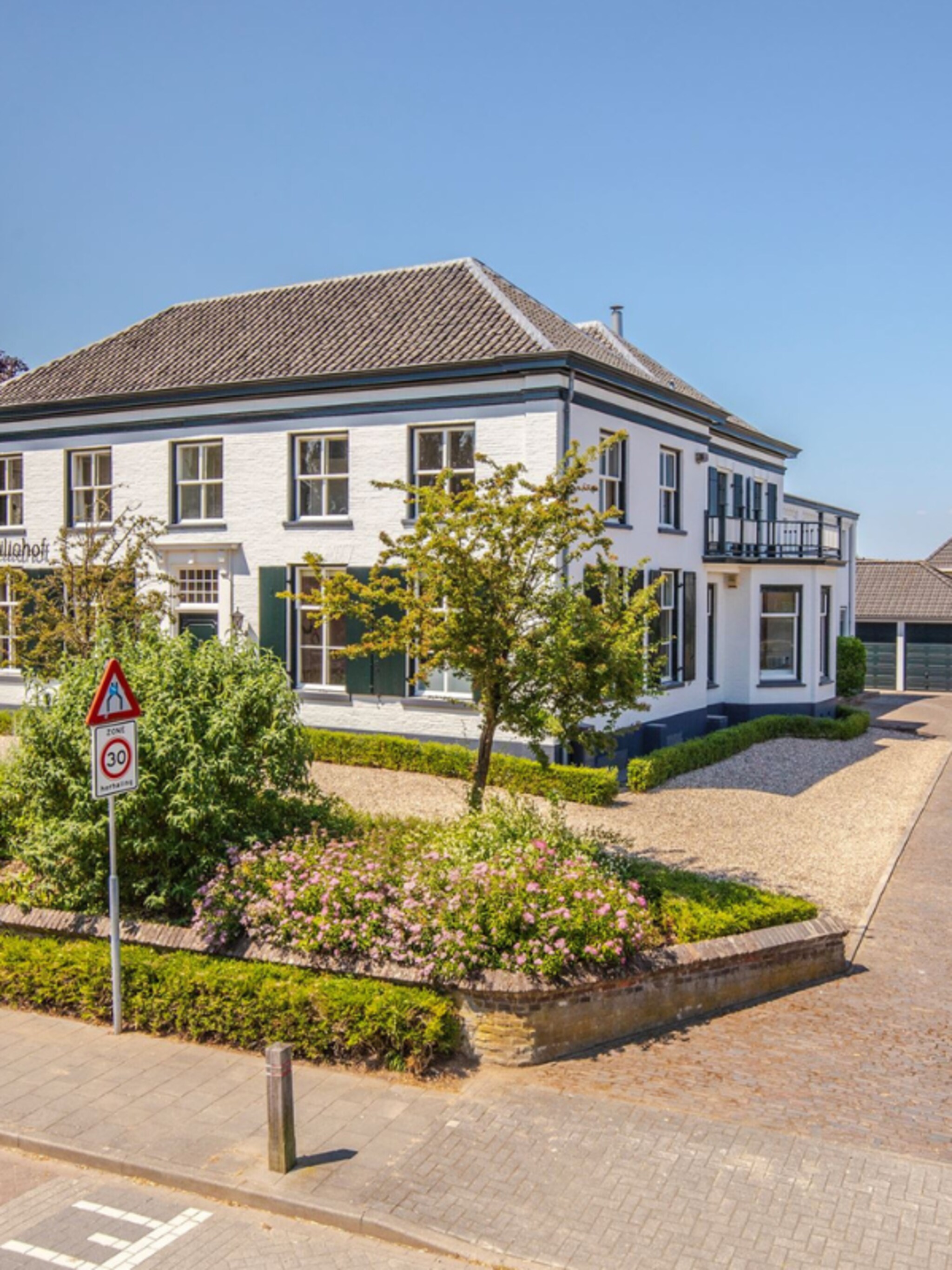 funda find nooit meer de deur uit met deze bizarre alles in 1 villa