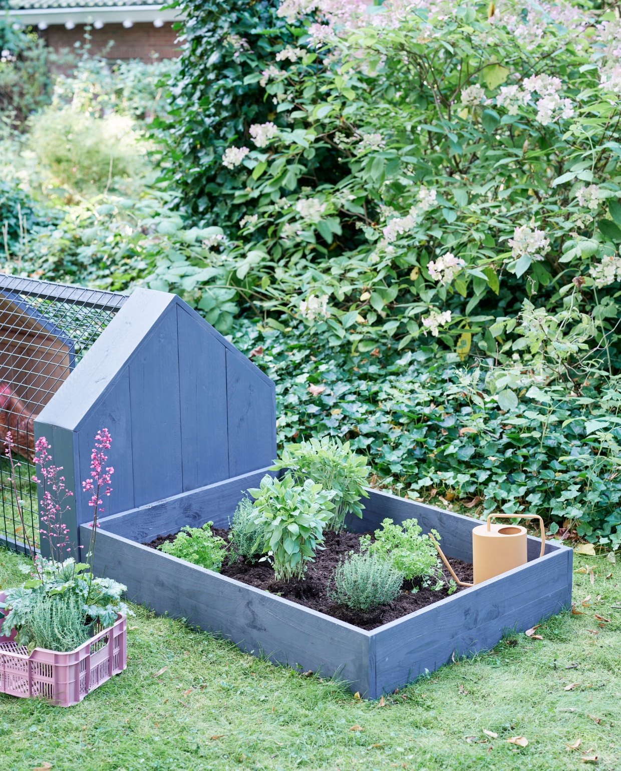 Gieter Grace (loods5.nl). Krat (intratuin.nl). Tuinhandschoenen (dille-kamille.nl). vtwonen 05-2022 TUIN special | DIY | styling Moniek Visser | fotografie Sven Benjamins