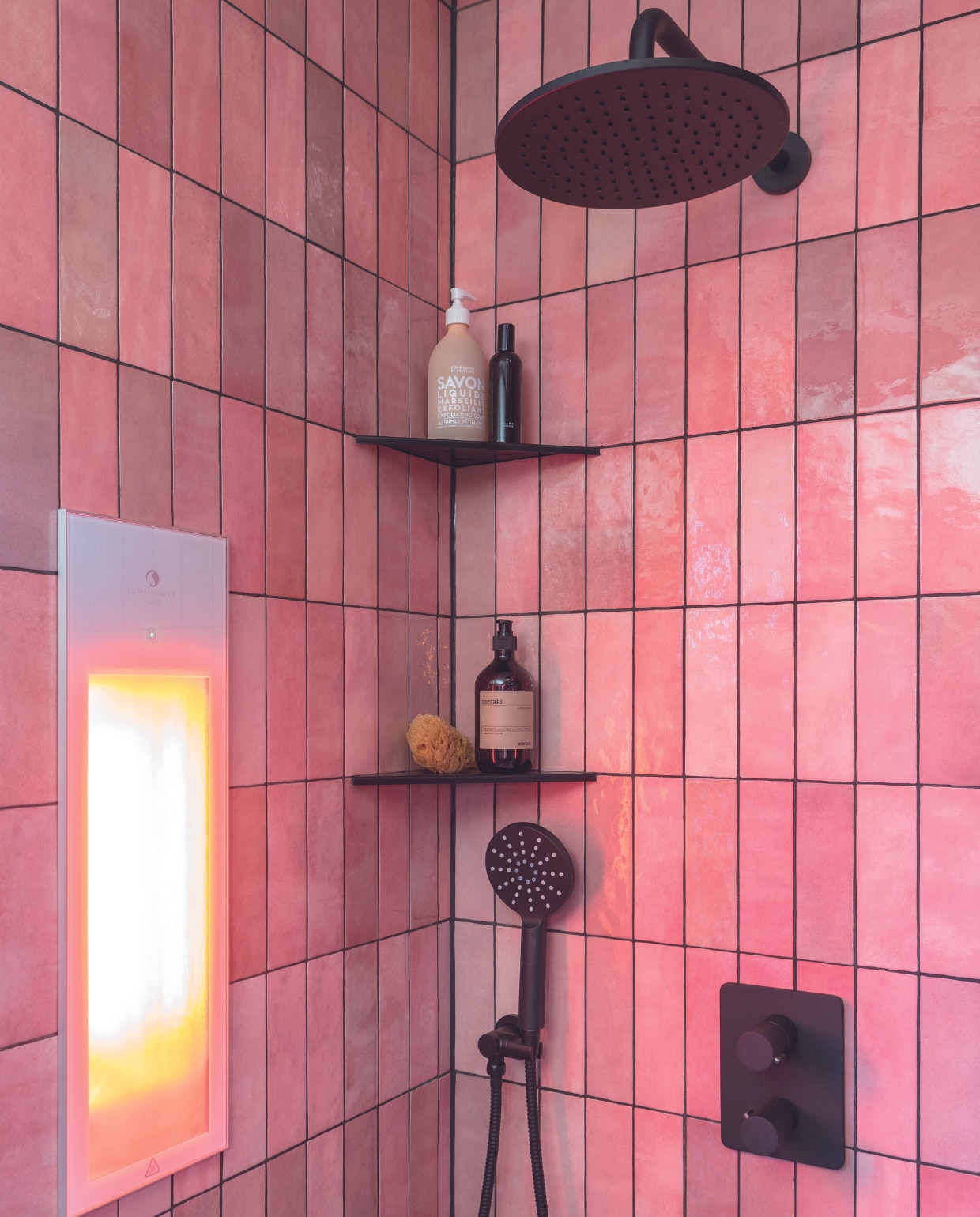 Grando Sunshower, Sunshower Pure, infraroodlicht, zwart en wit, 62 x 20 cm, p.o.a. (grando.nl/badkamers/siena). Roze tegels (oude collectie). Grando Keukens | Badkamers
