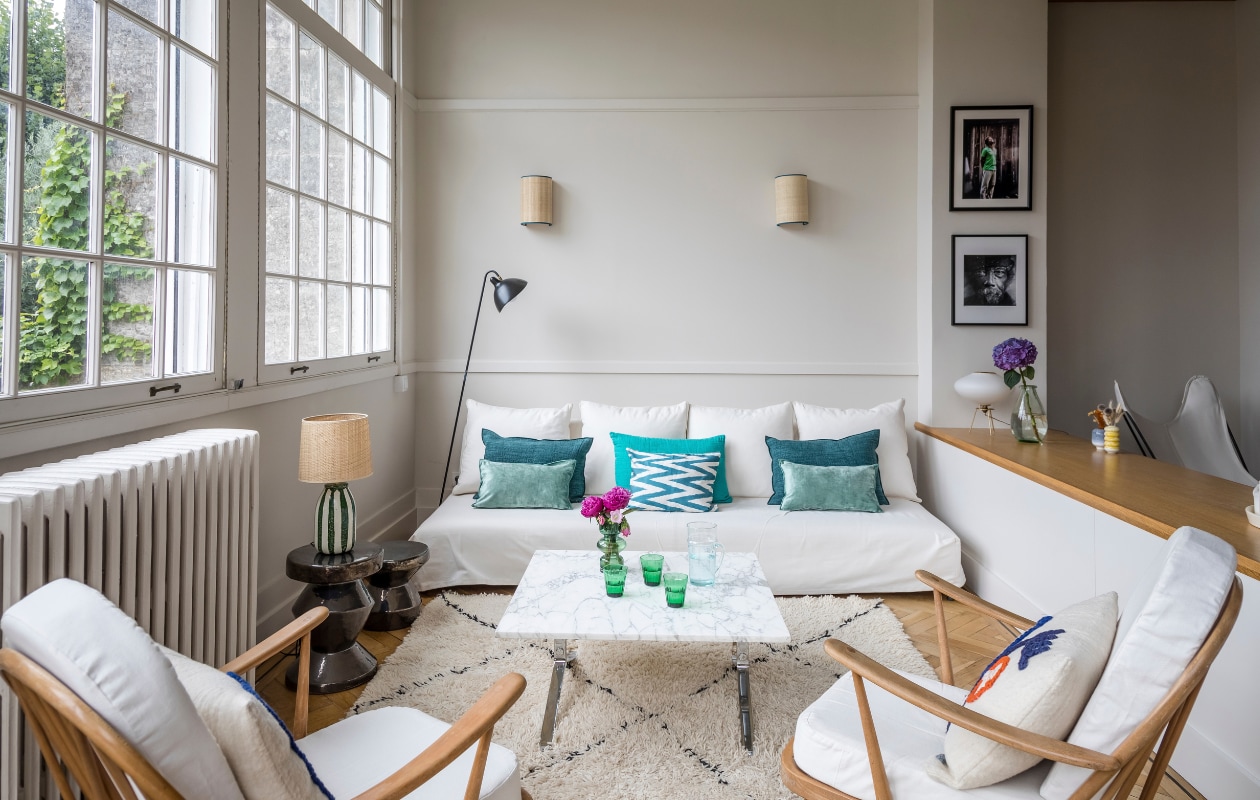 Bank Caravane, opnieuw bekleed met linnen. Bijzettafels en kussens Gervasoni. Overige kussens in de bank Maison de Vacances en Les-Ottomans. Salontafel tweedehands. Stoelen Galerie Doda, kussen LRNCE. Vloerkleed meegenomen uit Marokko. Wand- en tafellampen Sarah Lavoine. Vloerlamp Serge Mouille. Ingelijste foto’s van Briton Lee Jeffries en Basquiat. Overig onbekend. vtwonen special binnenkijken 07-2021 | productie Anne-Catherine Scoffoni | styling Marie-Maud Levron | fotografie Cecile Perrinet-Lhermitte