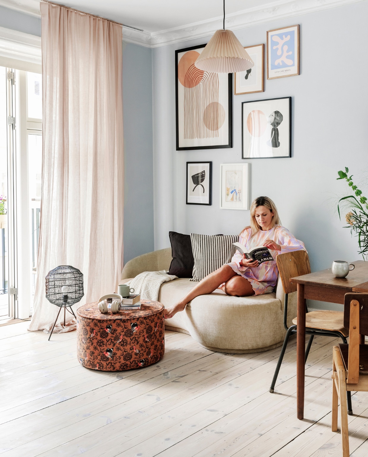 Verfkleur 1502b van Djoco. Gordijnen Ellos. Staande lamp Bahne. Bank Sofacompany. Kussens en plaid H&amp;M Home. Poef Woood. Hanglamp Søstrene Grene. Beker Oyoy Living Design. Ingelijste prenten Das Rotes Rabbit. Overig onbekend. vtwonen special binnenkijken 03-2023 | productie Living Inside | styling Rikke Graff Juel | fotografie Christina Kayser Onsgaard