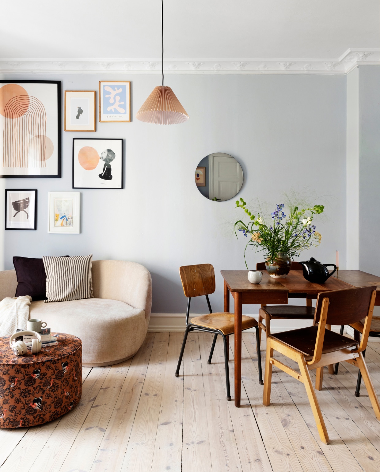 Verfkleur 1502b van Djoco. Bank Sofacompany. Poef Woood. Hanglamp Søstrene Grene. Kussens H&amp;M Home. Beker Oyoy Living Design. Tafel en stoelen DBA. Ingelijste prenten Das Rotes Rabbit. Spiegel House Doctor. Beker op tafel Bloomingville. Vaas en theepot tweedehands. Overig onbekend. vtwonen special binnenkijken 03-2023 | productie Living Inside | styling Rikke Graff Juel | fotografie Christina Kayser Onsgaard