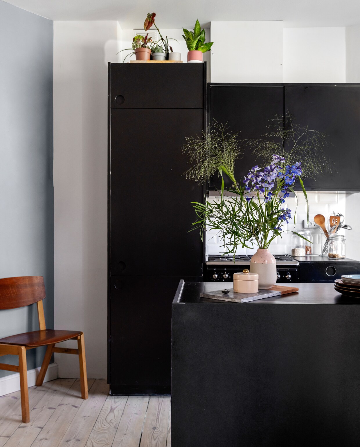 De keuken zat al in het huis en werd door Vasia heringedeeld en geverfd. Stoel tweedehands. vtwonen special binnenkijken 03-2023 | productie Living Inside | styling Rikke Graff Juel | fotografie Christina Kayser Onsgaard