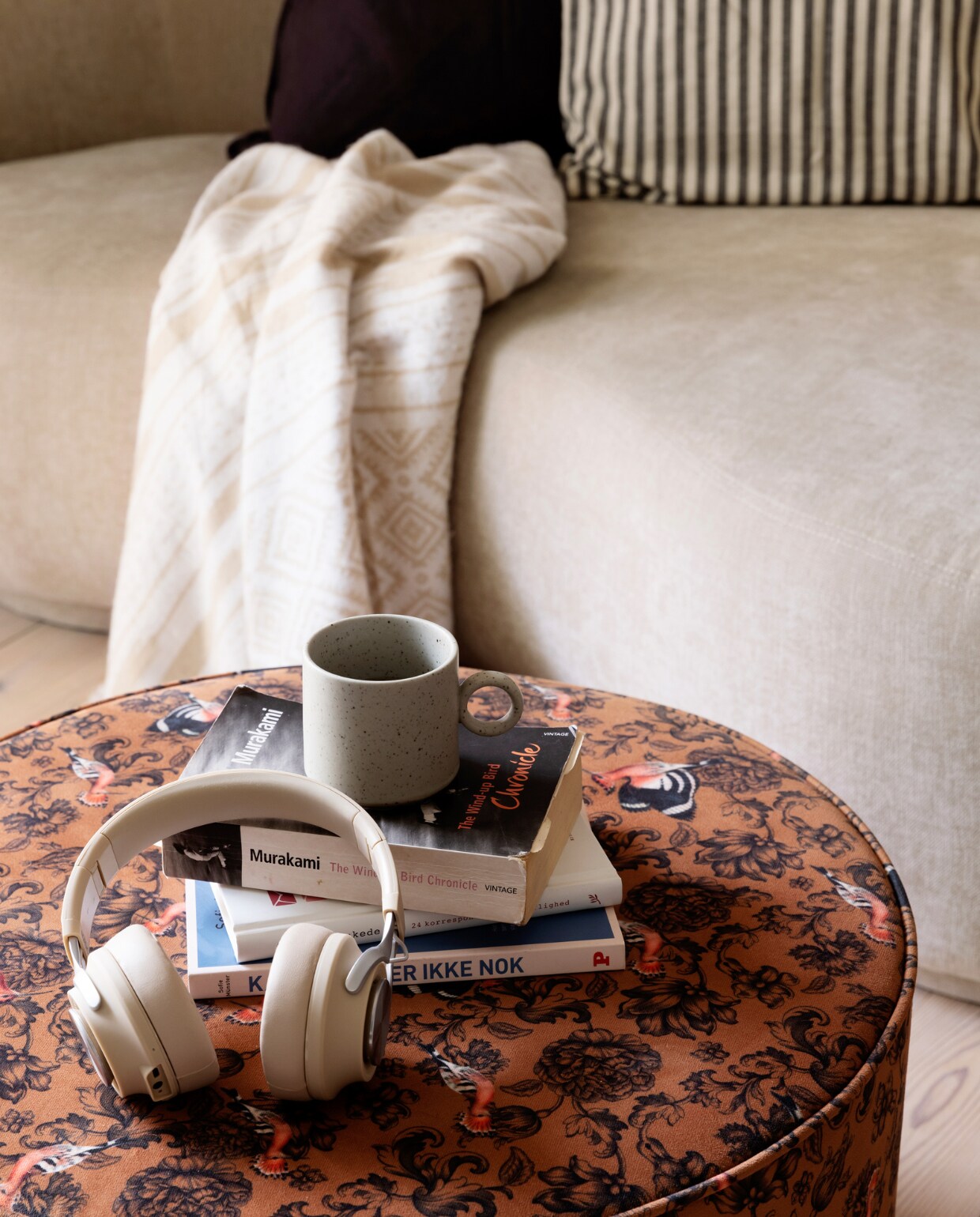 Poef Woood. Bank Sofacompany. Kussens en plaid H&amp;M Home. Beker Oyoy Living Design. Overig onbekend. vtwonen special binnenkijken 03-2023 | productie Living Inside | styling Rikke Graff Juel | fotografie Christina Kayser Onsgaard
