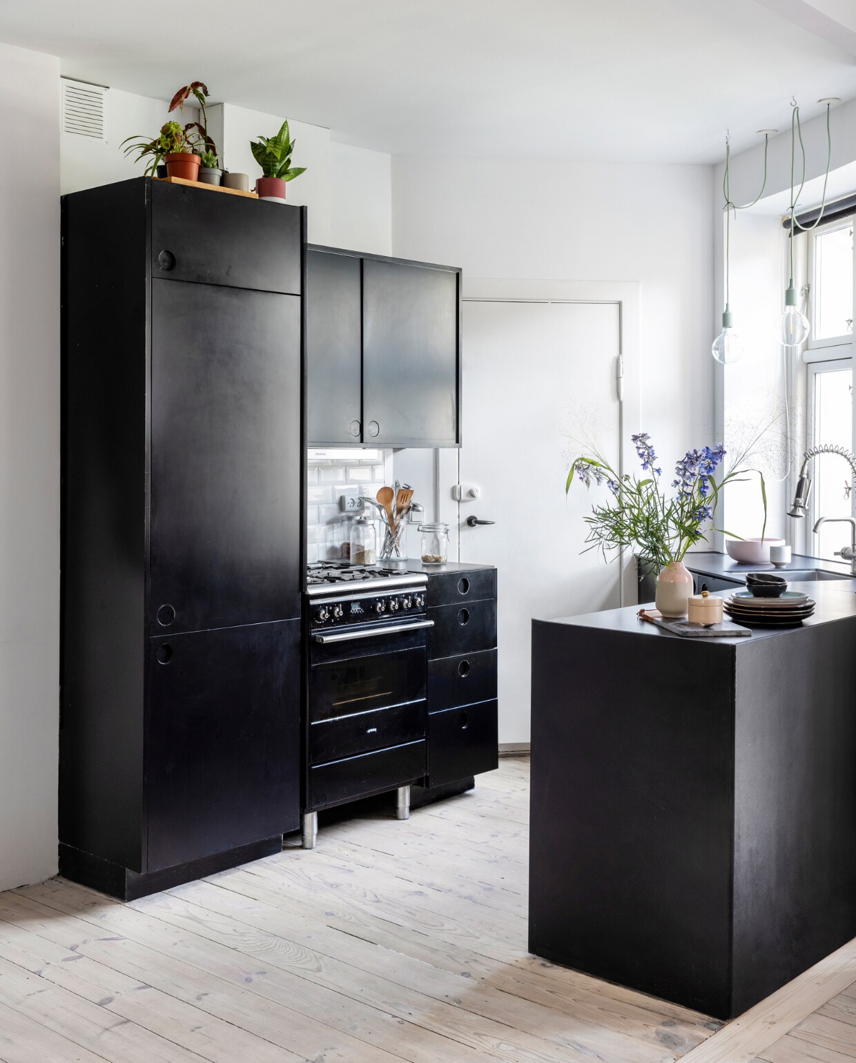 Vaas, pot met deksel en borden House Doctor. Snijplank Au Maison. Planten Plantorama. Hanglampen zelfgemaakt. Overig onbekend. vtwonen special binnenkijken 03-2023 | productie Living Inside | styling Rikke Graff Juel | fotografie Christina Kayser Onsgaard