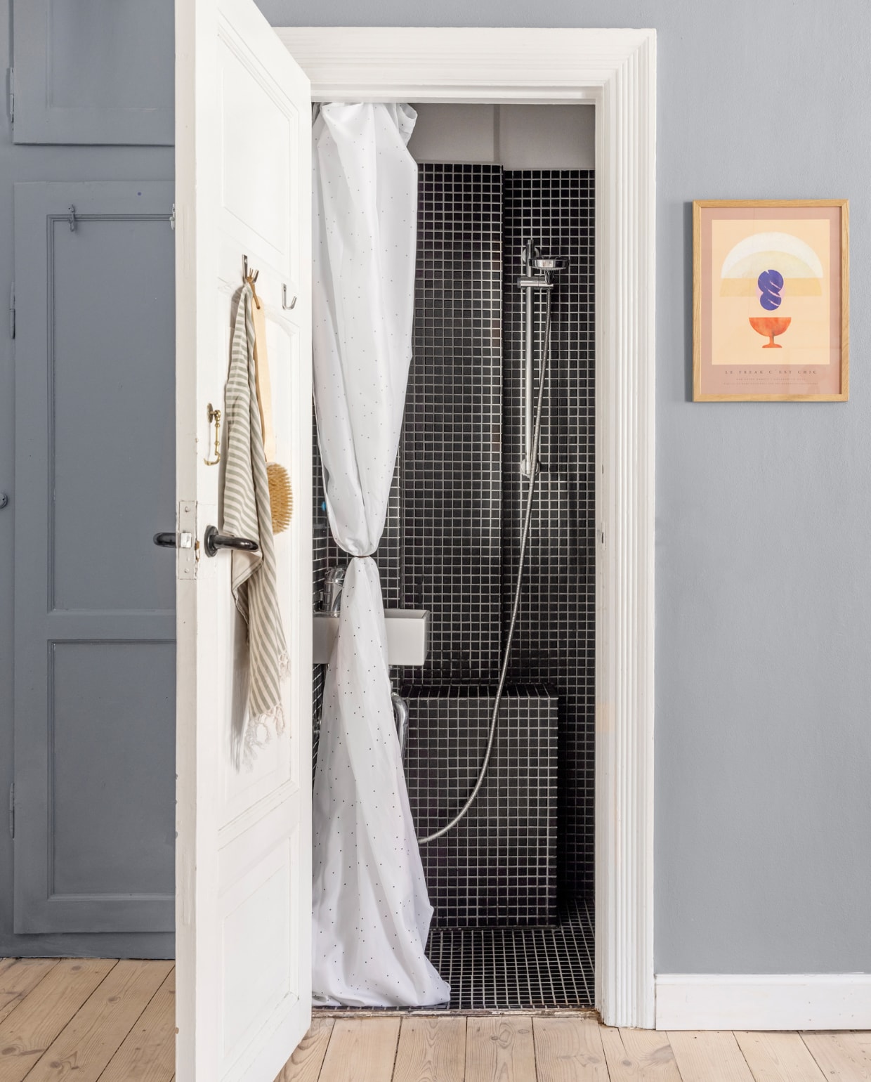 Verfkleur Devine van Jotun Minerals. Handdoek en douche-gordijn H&amp;M Home. Poster Das Rotes Rabbit. Overig onbekend. vtwonen special binnenkijken 03-2023 | productie Living Inside | styling Rikke Graff Juel | fotografie Christina Kayser Onsgaard