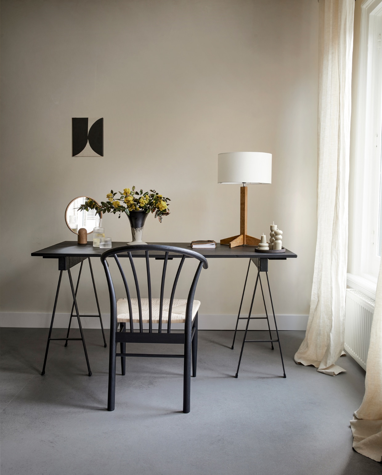 Novilon vloer in Zilver, per m² € 36,75 (excl. installatie). M.m.v. serax.com (bureau van Studio Simple), vtwonen.nl/shop (vaas Flores, kaarsen Torno, karaf Ripple en waterglas van Ferm Living, stoel Barre van By Fonq), letoile.store (eikenhouten spiegel), wearewowmakers.com (muurverf Mykonos), justanothershop.nl (tafellamp, kunstwerk). Overig privébezit. vtwonen 07-2023 | productie Tanja Saarberg | styling Marlies Does | fotografie Peggy Janssen | assistentie Lisa Weel
