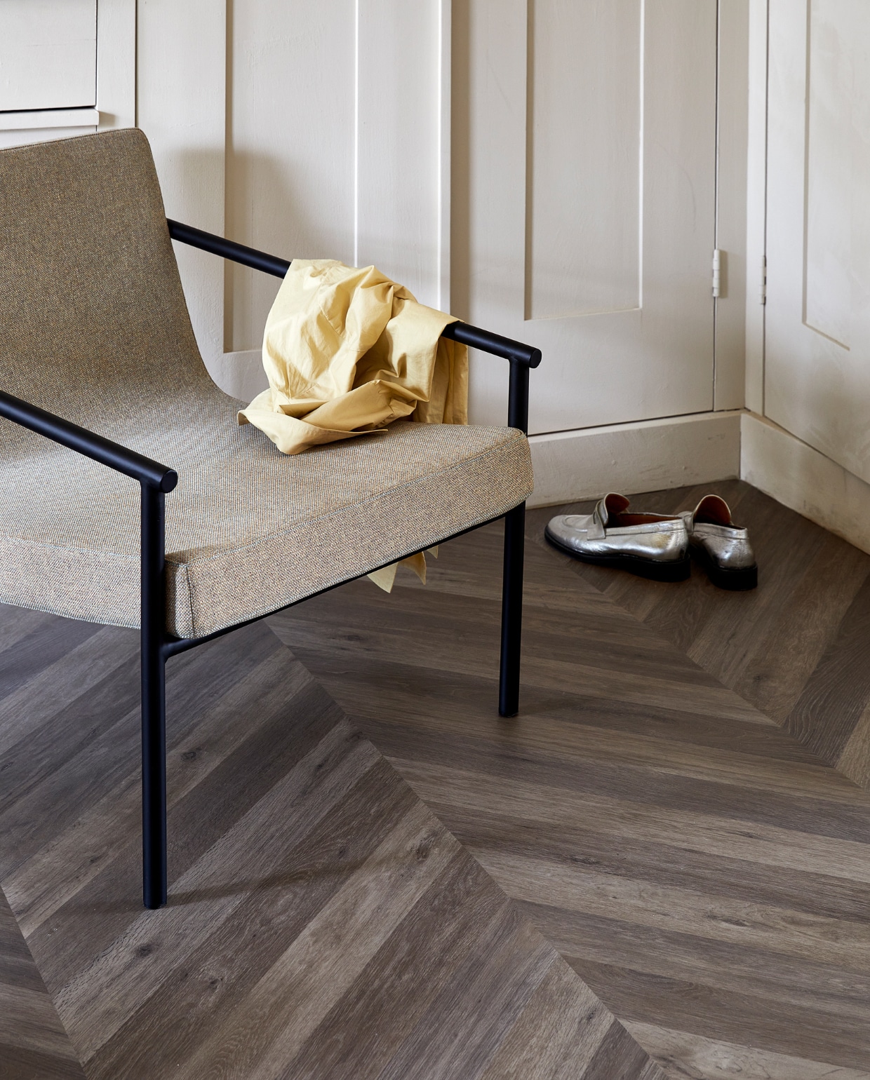 Novilon vloer in Zoethout, per m² € 36,75 (excl. installatie). vtwonen 07-2023 | productie Tanja Saarberg | styling Marlies Does | fotografie Peggy Janssen | assistentie Lisa Weel