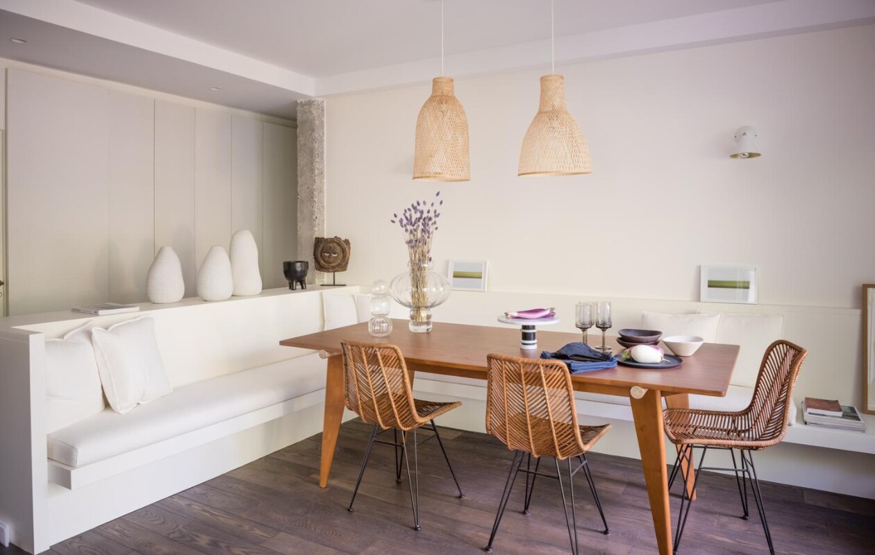 Bank Silvera, salontafels Tulip Knoll, rotan poefen Ottoman Sika-Design, hanglamp Umut 2 Ay Illuminate, vintage Deense fauteuil Ole Wanscher. vtwonen 09-2020 | Productie Anne-Catherine Scoffoni | Styling &amp; tekst Elen Pouhaer | Fotografie Cécile Perrinet Lhermitte
