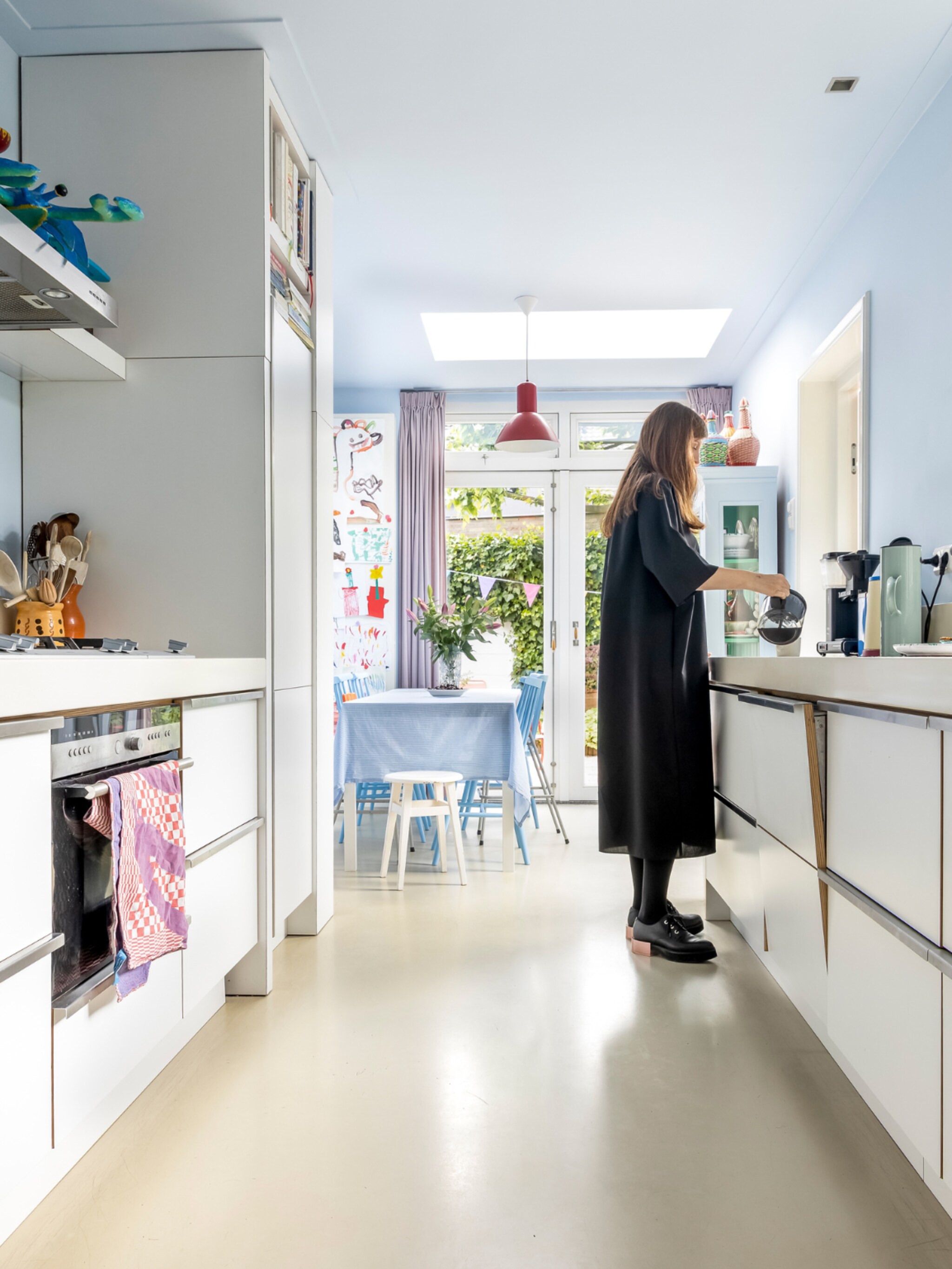 binnenkijken in een familiehuis vol pasteltinten en curieuze objecten