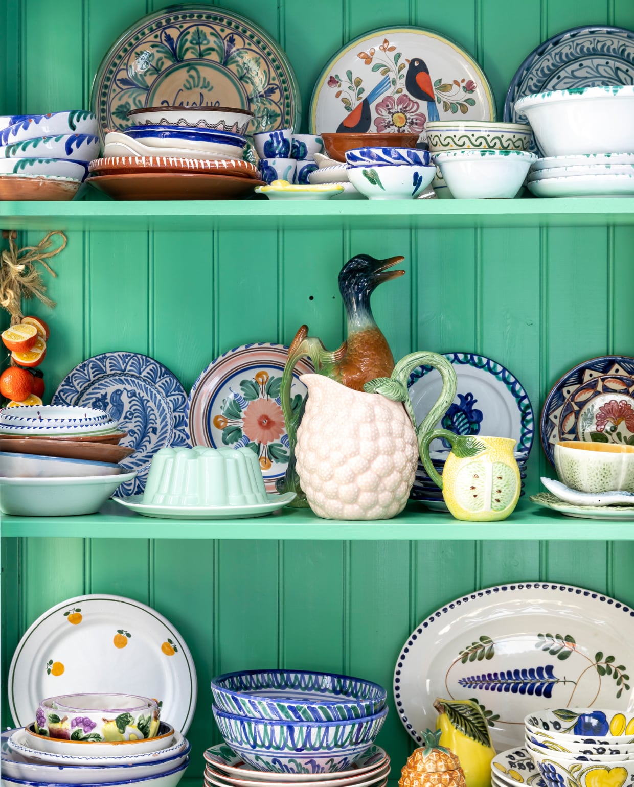 Lakverf van Sikkens kleur onbekend. Servies is verzameling van souvenirs, cadeaus en keramiek gevonden op antiekmarkten, Marktplaats en kringloopwinkels. vtwonen 07-2023 | fotografie Henny van Belkom