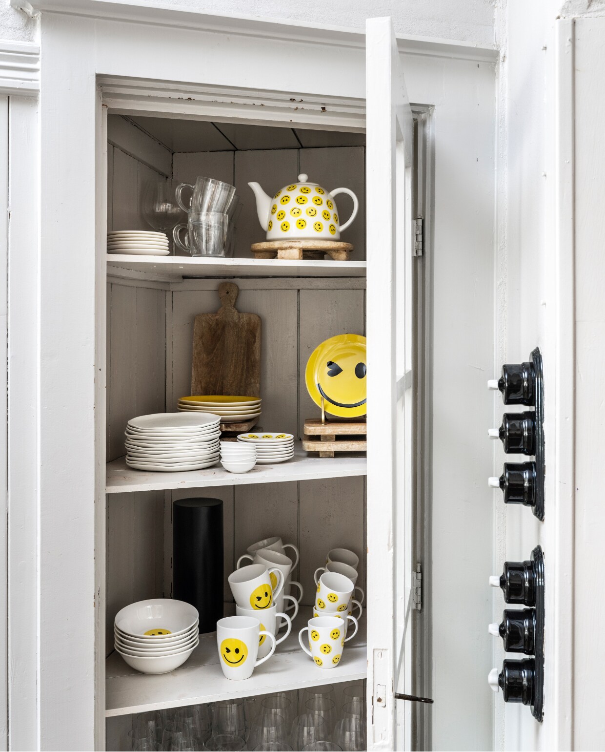 Theepot, 1800 ml, geel bord, 20 cm (Ø), set van 2, kommen, 18 cm (Ø), set van 2, mokken, 250 ml, set van 2, 400 ml set van 2, schotel, 12 cm (Ø), set van 4. Overig privébezit. vtwonen 08-2023 | productie en styling Tanja Saarberg | fotografie Stan Koolen