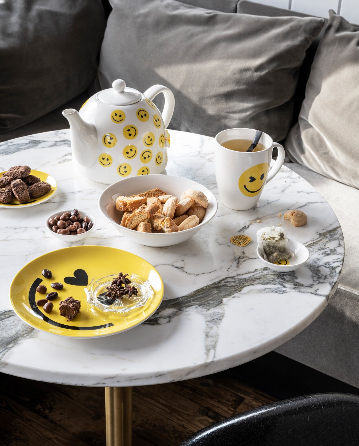 Geel bord, 20 cm (Ø), set van 2, mok, 400 ml, set van 2 (ook verkrijgbaar in 250 ml), theetips, 7 cm (Ø), set van 4, gele schotel, 12 cm (Ø), set van 4, theepot, 1800 ml. Overig privébezit. vtwonen 08-2023 | productie en styling Tanja Saarberg | fotografie Stan Koolen
