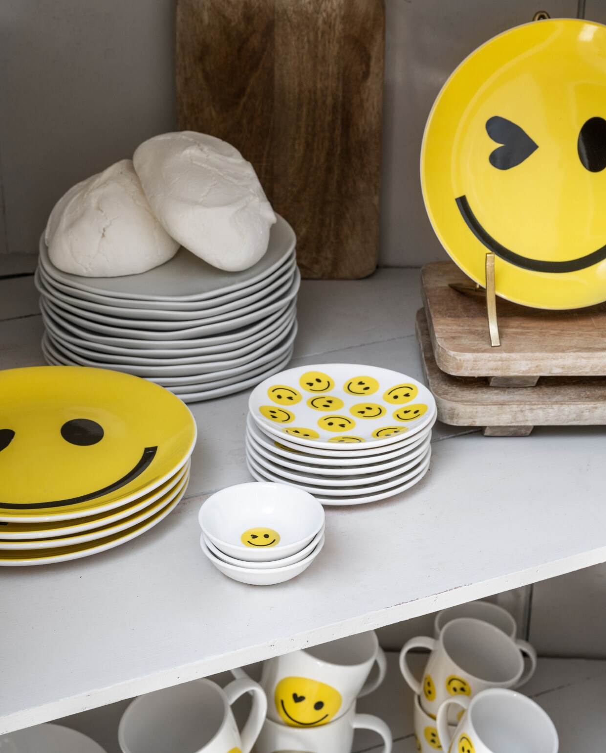 Gele schotels, 12 cm (Ø), set van 4, bestaande uit 2 witte borden en 2 gele borden, geel bord, 20 cm (Ø), set van 2, theetip/sausschaal, 7 cm (Ø), set van 4, mokken, 250 ml, set van 2, 400 ml set van 2. Overig privébezit. vtwonen 08-2023 | productie en styling Tanja Saarberg | fotografie Stan Koolen