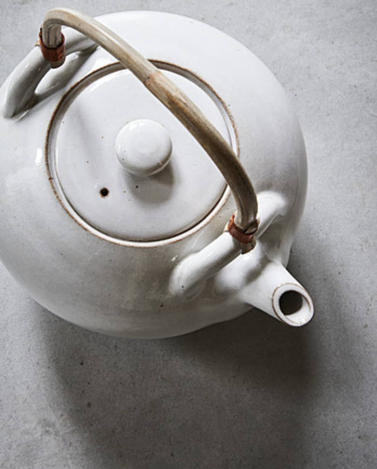 Handgemaakte fairtrade theepot, klei met mineralen, 20x16 cm (bxh) (sukha.nl). vtwonen 08-2023 | styling Fietje Bruijn | fotografie Alexander van Berge