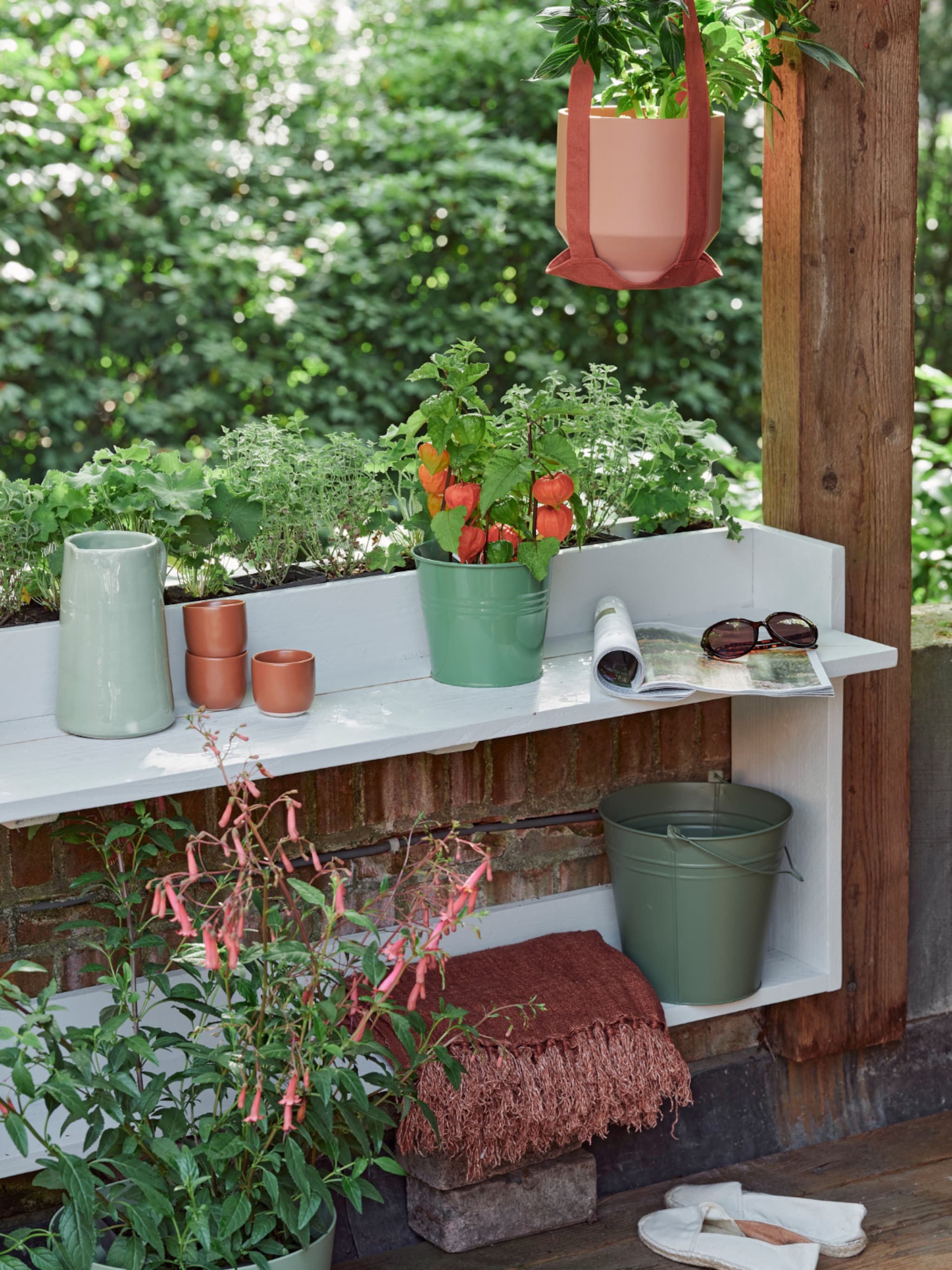 diy zo tover je een krap balkon in slechts een middag om tot de ultieme loungeplek