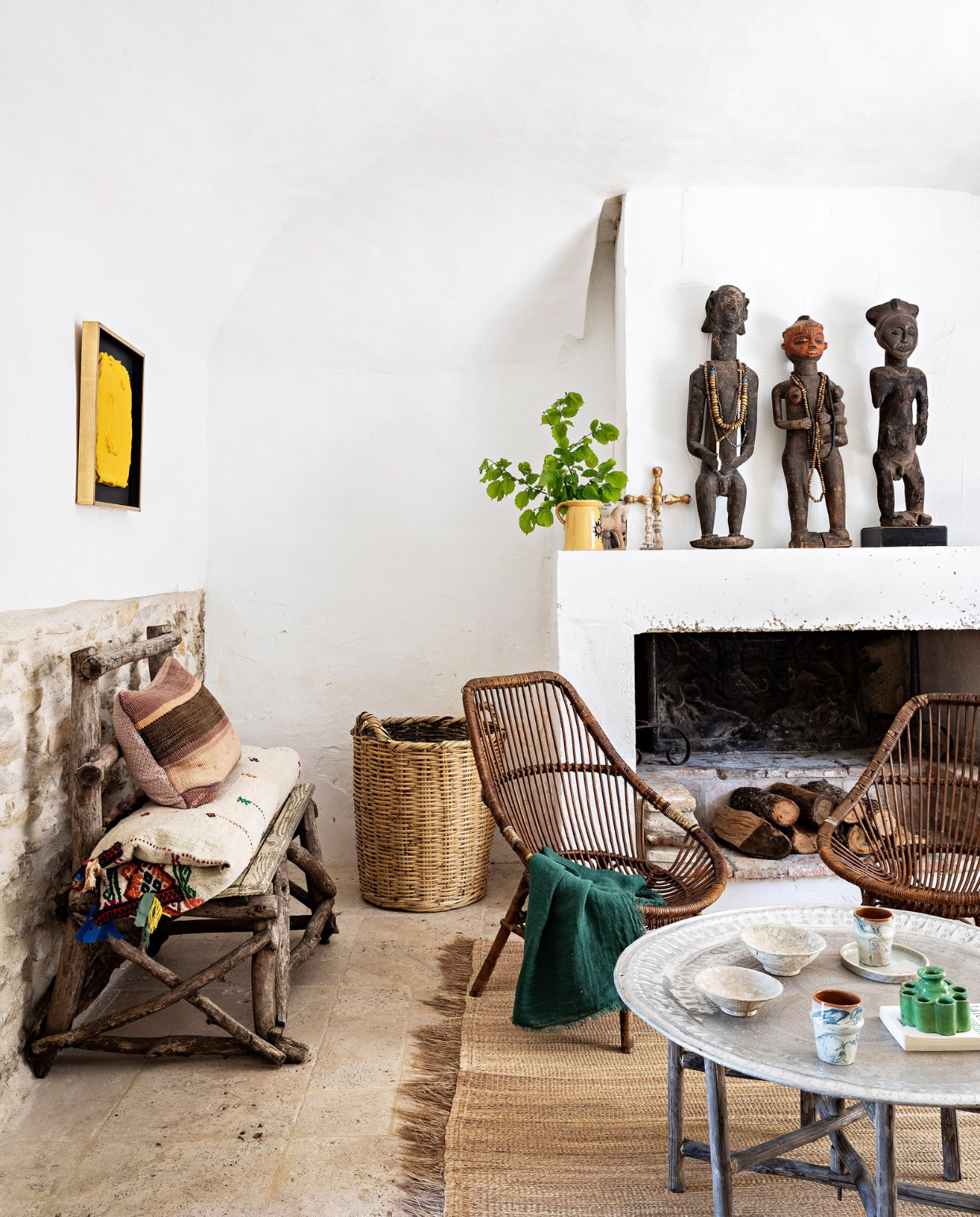 Rotan fauteuils rommelmarkt. Salontafel, bankje en servies uit Marrakech. Vergelijkbaar juten vloerkleed Daloa van Trendcarpet. Overig onbekend. vtwonen 07-2023 | fotografie Yann Deret