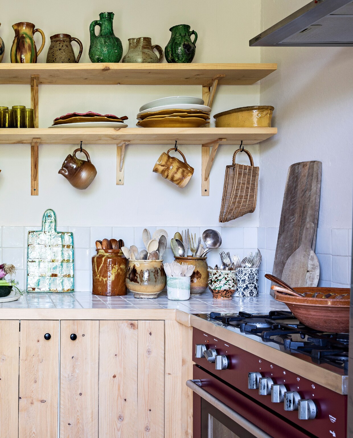 Wandtegels Leroy Merlin, wandplanken gemaakt door lokale timmerman. Vergelijkbare houten snijplanken Bowls and Dishes, vergelijkbare keramieken karaffen La Redoute. Overig onbekend. vtwonen 07-2023 | fotografie Yann Deret