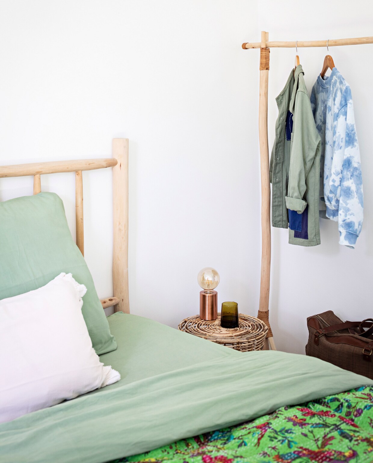 Bed op maat laten maken in Marrakech, dekbedovertrek uit Marrakesh, vergelijkbare tafellamp Beau by Bo, kledingrek zelfgemaakt. Overig onbekend. vtwonen 07-2023 | fotografie Yann Deret