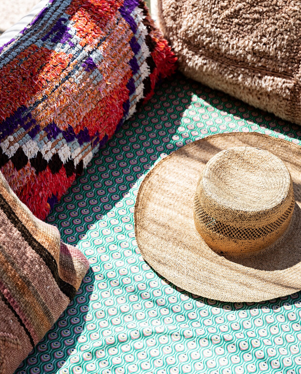 Vergelijkbare hoed Coastal van Seafolly, kussens uit Marrakech. Overig onbekend. vtwonen 07-2023 | fotografie Yann Deret