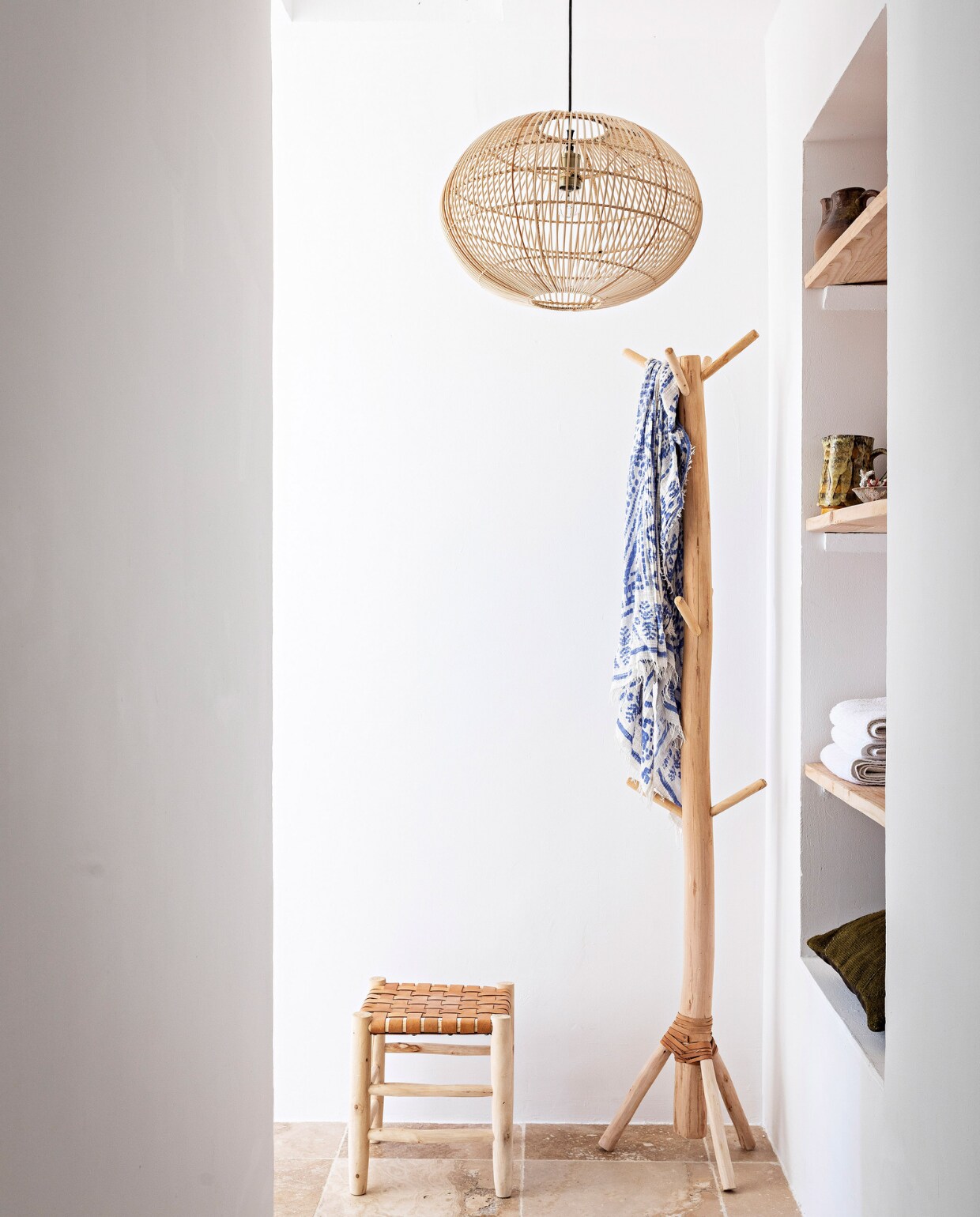 Hanglamp Marché de M, vergelijkbare rieten kruk Keunn, vergelijkbare kapstok via Home Living. Overig onbekend. vtwonen 07-2023 | fotografie Yann Deret