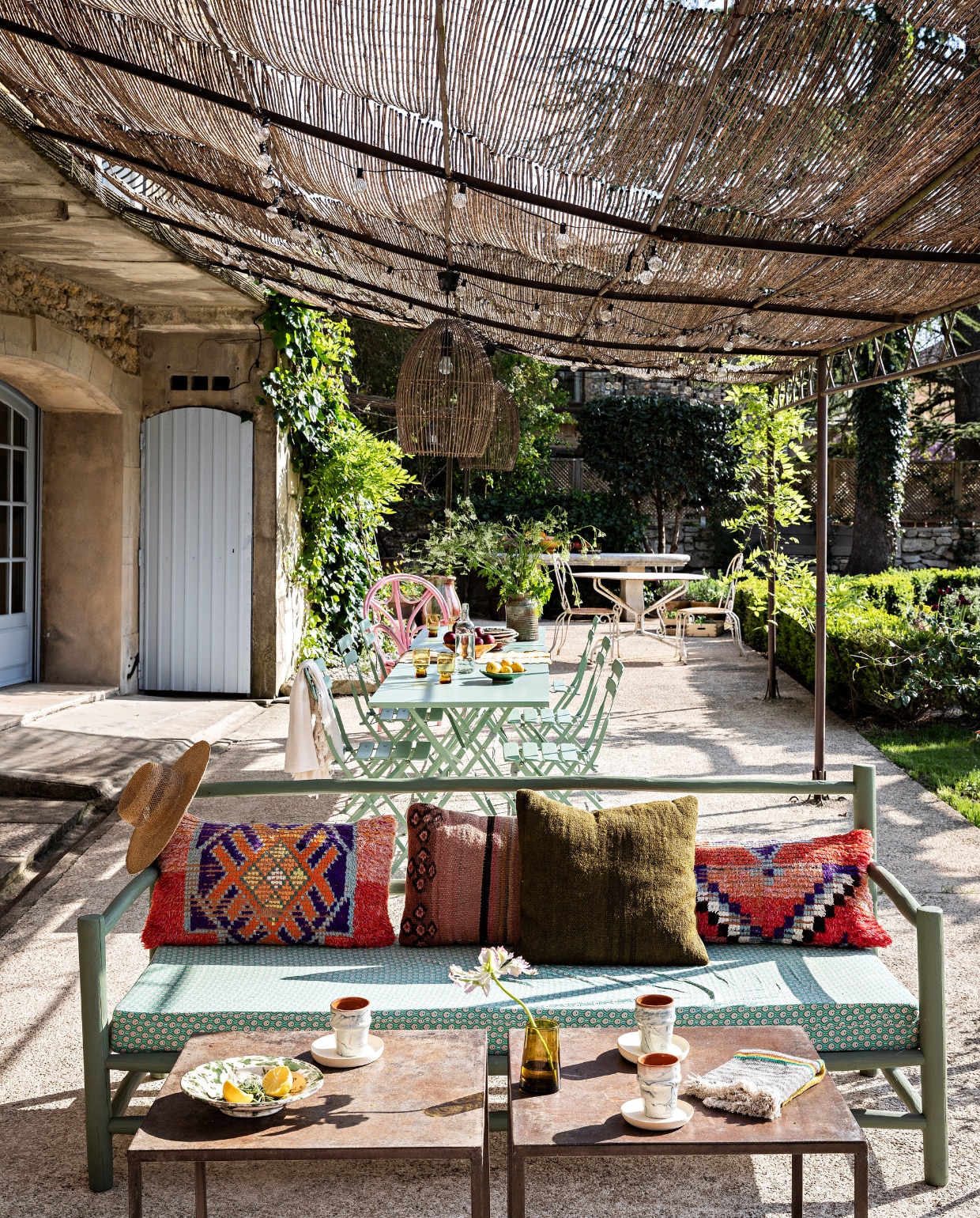 Tuinstoelen en tuintafel Casa, kussens uit Marrakech, vergelijkbare hoed Coastal van Seafolly. Overig onbekend. vtwonen 07-2023 | fotografie Yann Deret