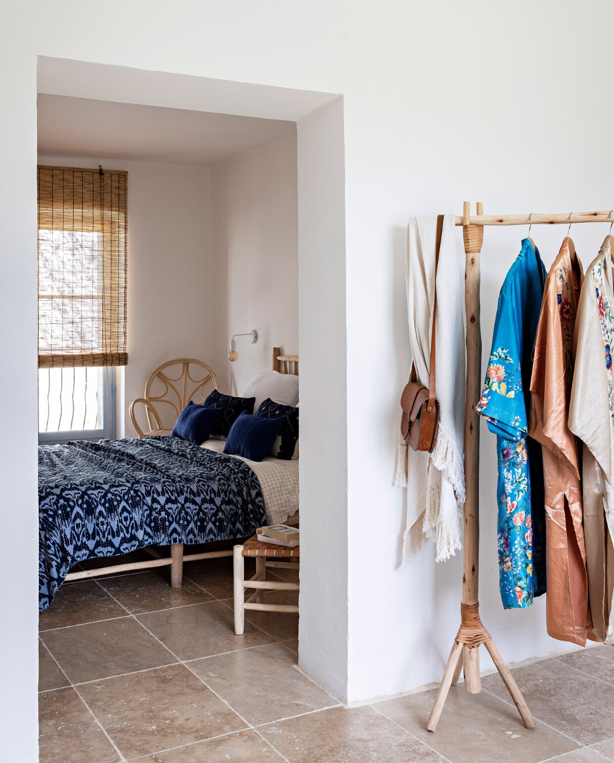 Bed laten maken in Marrakech, vergelijkbare bamboe rolgordijnen Kwantum, kledingrek zelf-gemaakt. Overig onbekend. vtwonen 07-2023 | fotografie Yann Deret