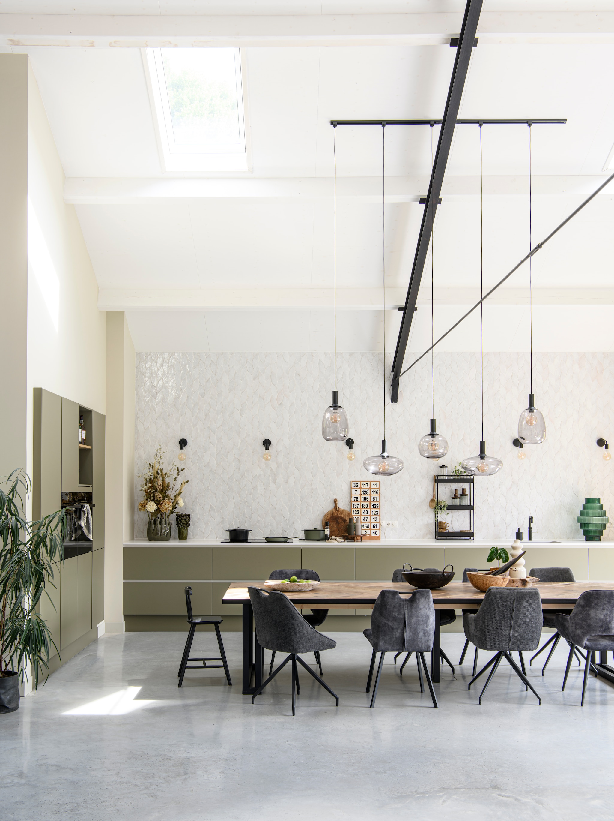 deze keuken in de achterhoek heeft een aanrecht van 6 meter lang en dat ziet er zo uit