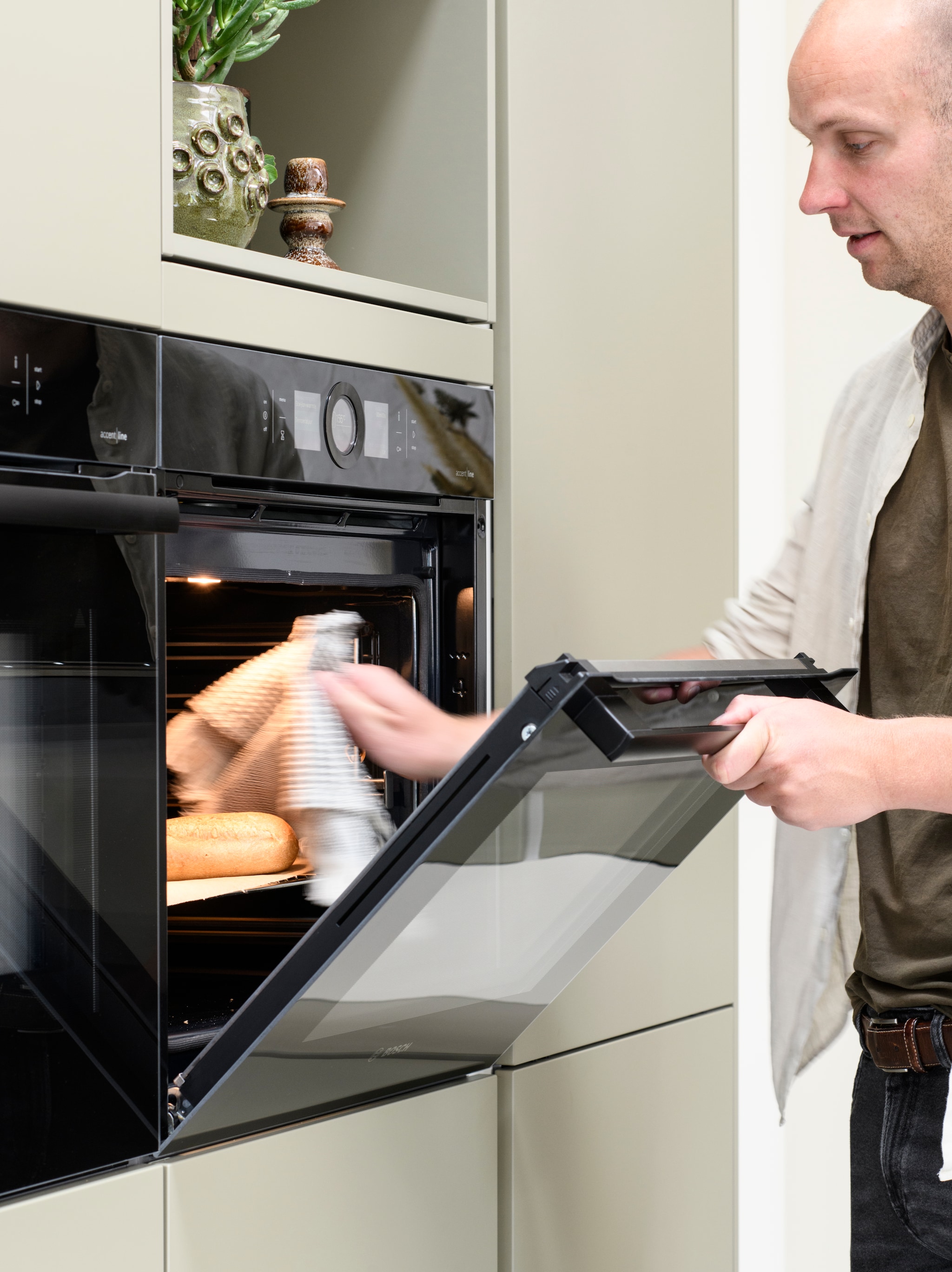 deze keuken in de achterhoek heeft een aanrecht van 6 meter lang en dat ziet er zo uit