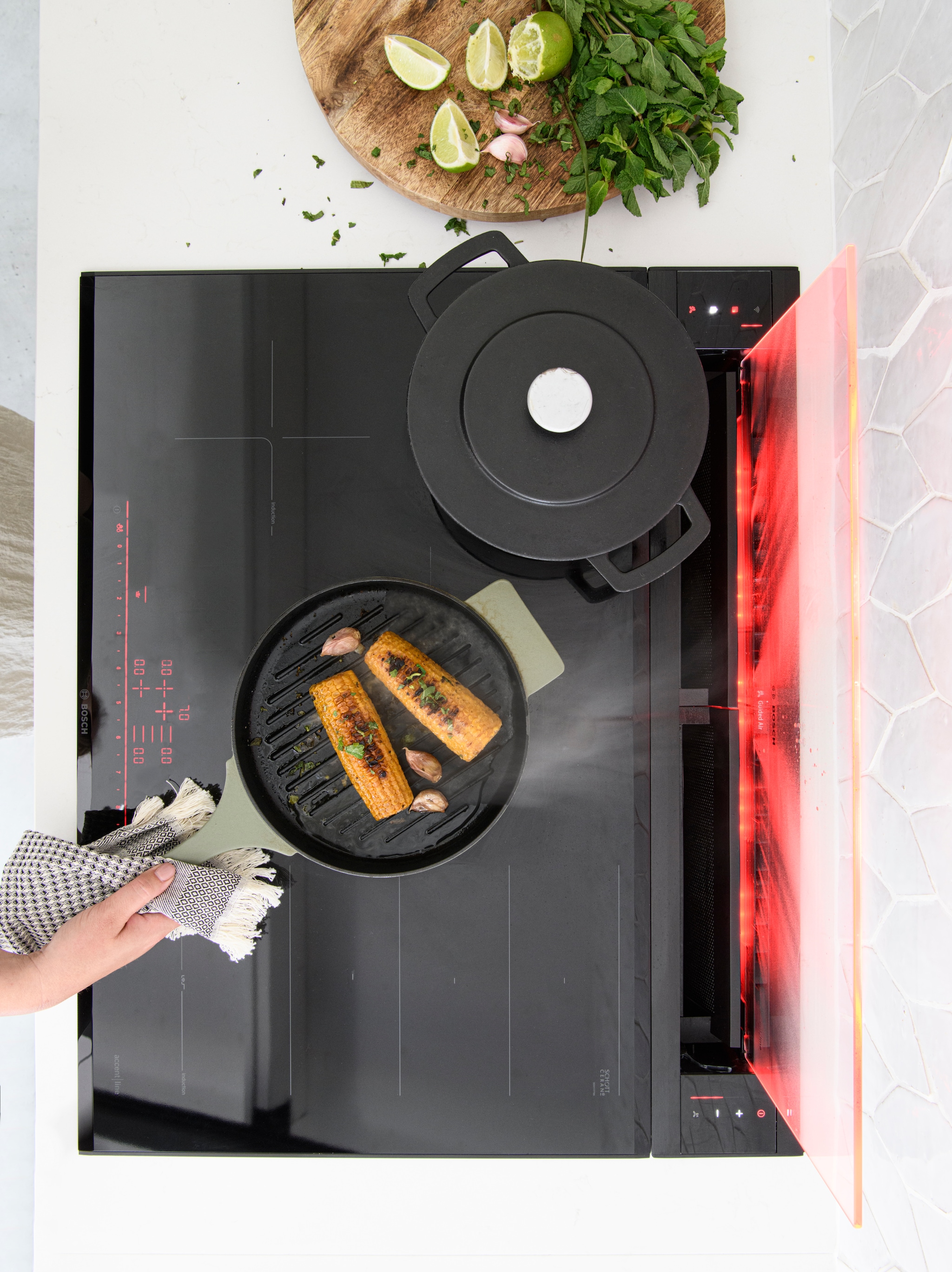 deze keuken in de achterhoek heeft een aanrecht van 6 meter lang en dat ziet er zo uit