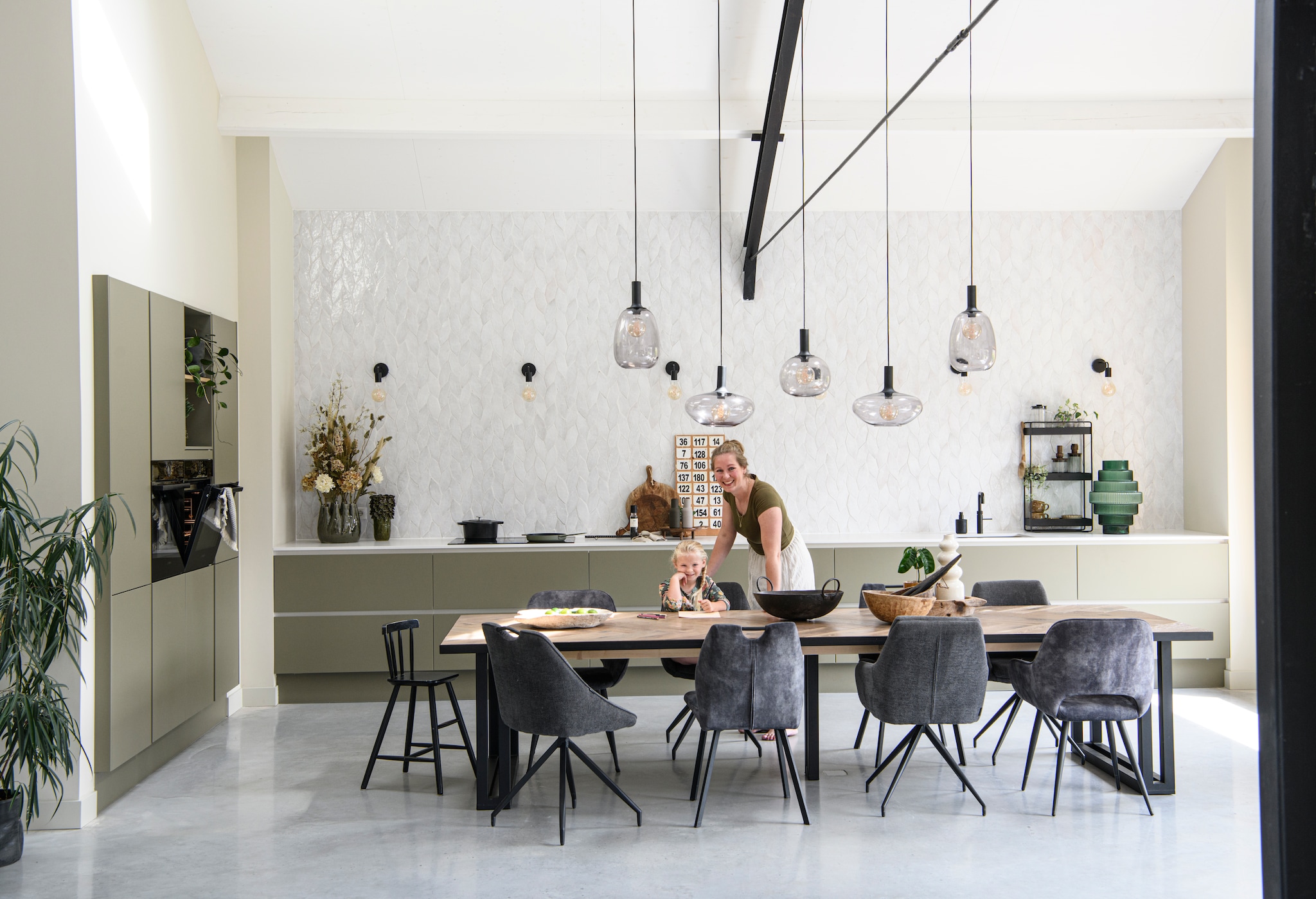deze keuken in de achterhoek heeft een aanrecht van 6 meter lang en dat ziet er zo uit