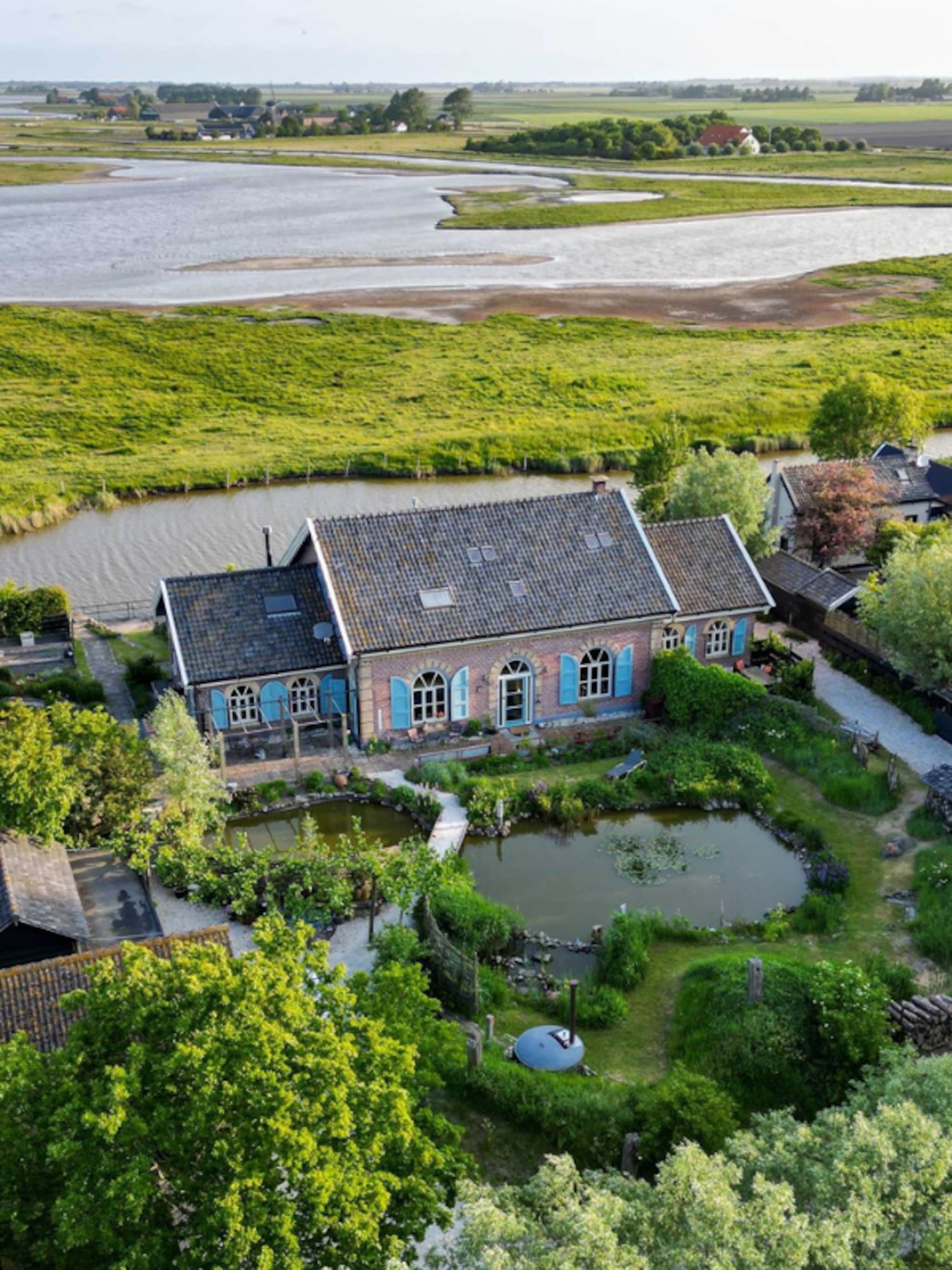 funda parel gemaal in het zeeuwse kerkwerve omringd door water en weilanden