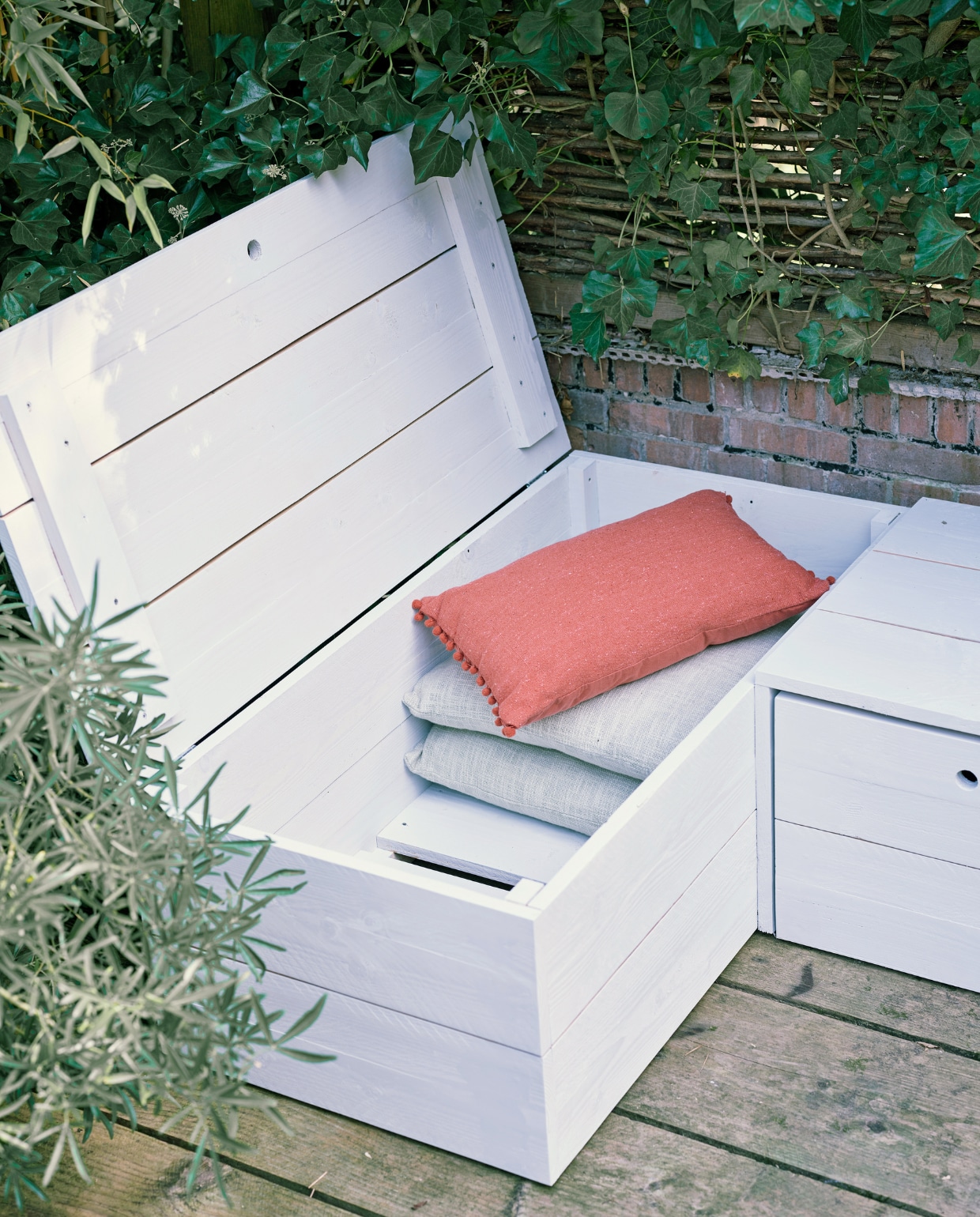 Zeegroene kussens (loods5.nl). Terra kussen met dessin (karwei.nl). vtwonen special tuin 06 | productie Corrien Flohil | styling Moniek Visser | uitvoering Johan Snoodijk | fotografie Sven Benjamins