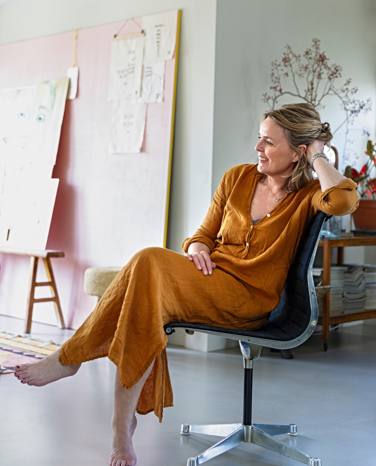 Karen op een stoel van Vitra. vtwonen 07-2021 | styling Ilona Jongepier | fotografie Dana van Leeuwen