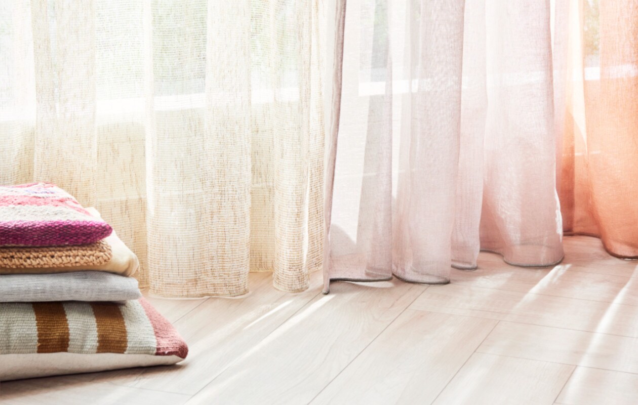 Karwei gordijnstof (van links naar rechts) Merel vlas​, Loek soft pink​ en Merel Copper