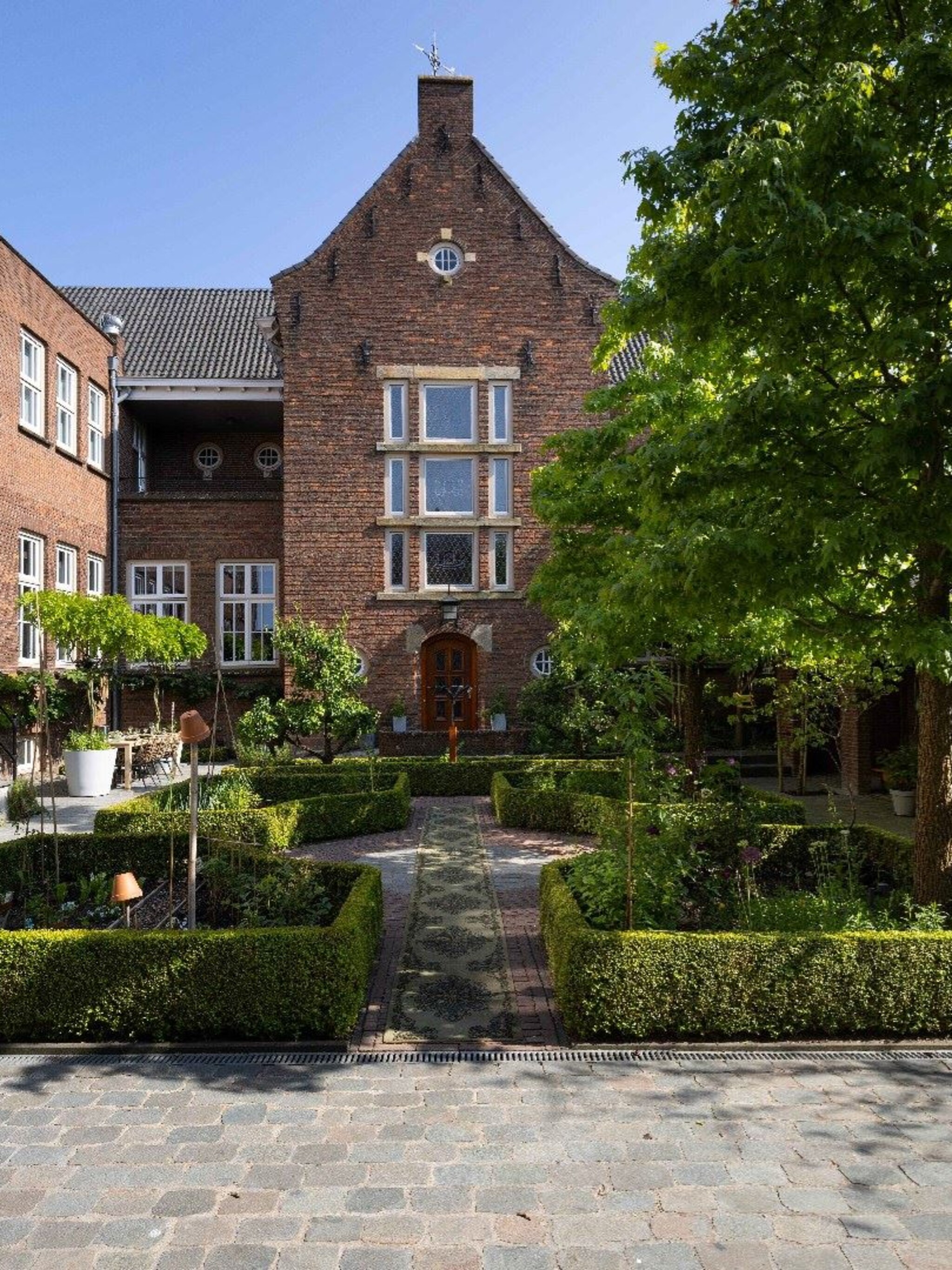 funda find een voormalig stadhuis met koninklijk tintje
