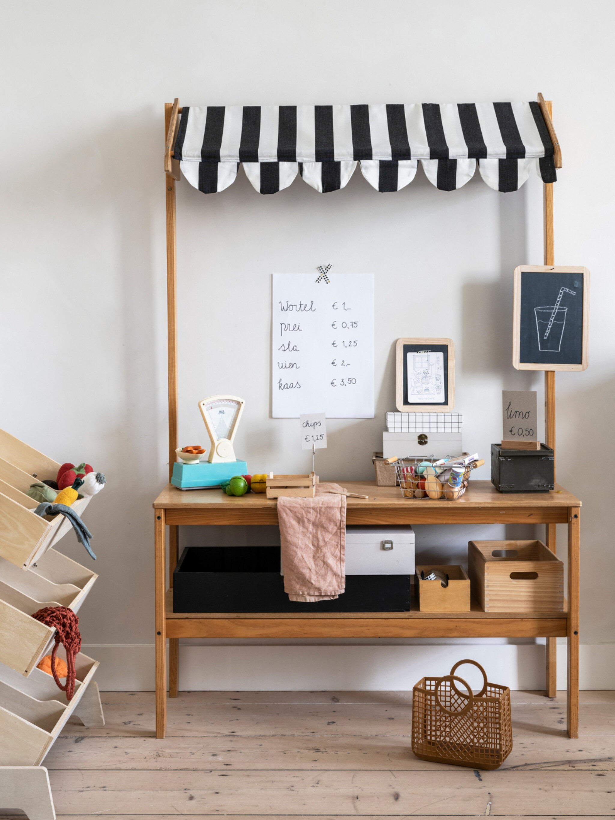 fietje geeft een tweedehands marktkraam een make over er was wel werk aan de winkel