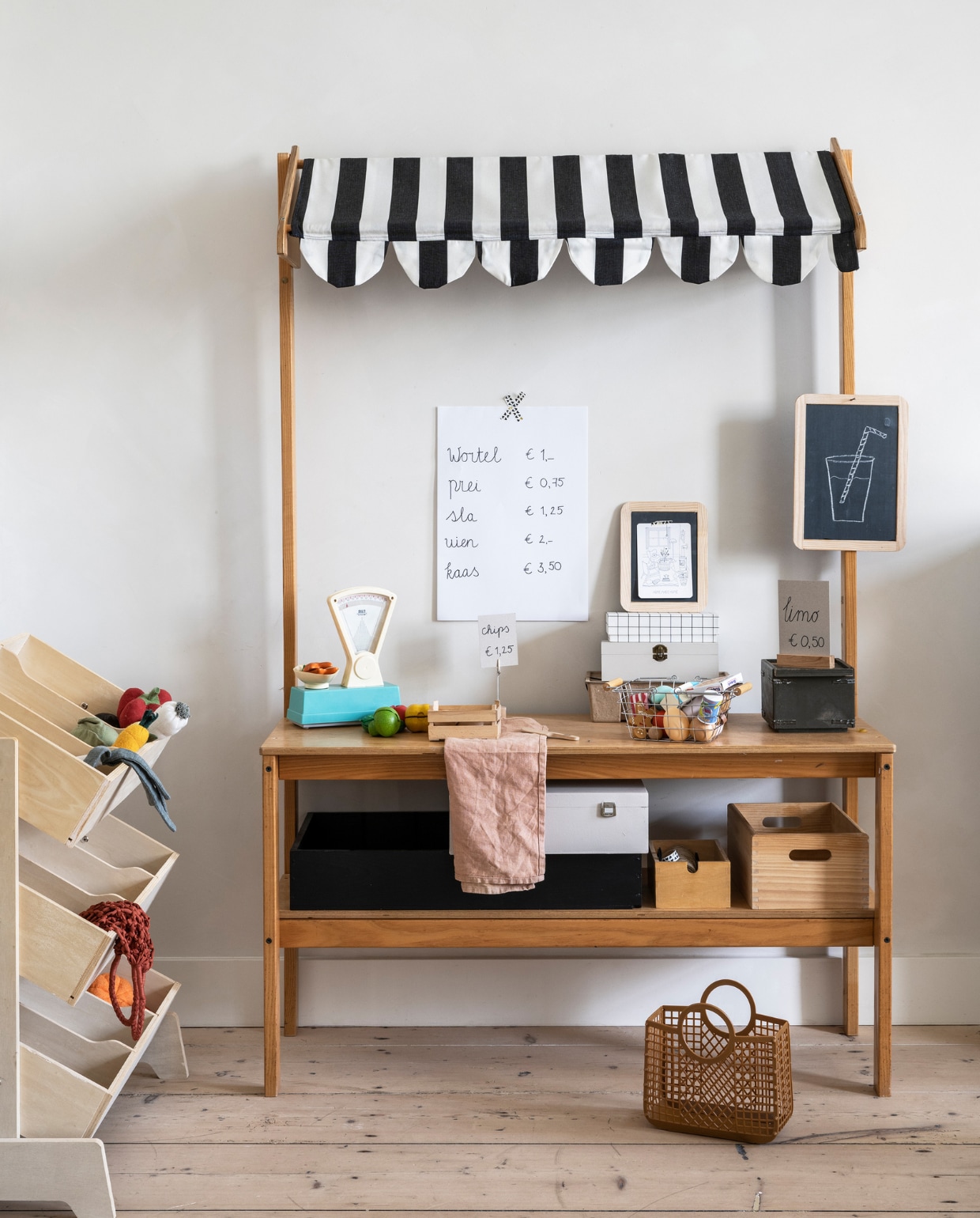 Stof met streepmotief, 140 cm (b) (kniphal.nl). Schoolbord, kaartenhouder met knijper (dille-kamille.nl). Overig kringloopvondsten en privébezit. vtwonen 07-2023 | styling fietje bruijn | fotografie Stan Koolen en Louis Lemaire