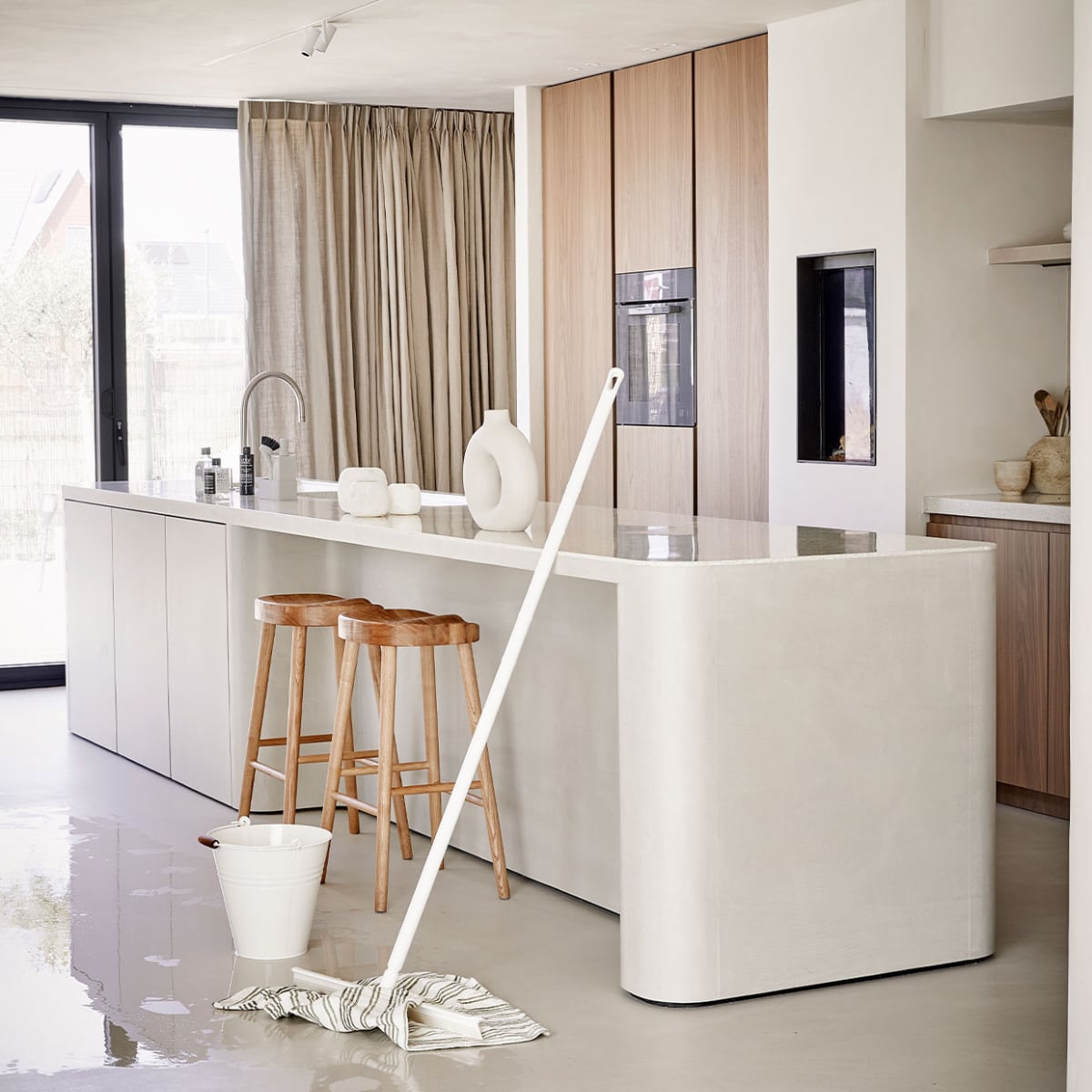 Keuken dweilen en schoonmaken. Vloertrekker- wit – 40 cm + Steel 130 cm – €49,95 (Vikan), Dweil van katoen – wit/olijfgroen gestreept – 60 X 60 cm – €6,95 (Dille &amp; Kamille), Emmer – zink – offwhite – 10 L – € 9,95 (Dille &amp; Kamille), Singles afwasset 4-delig – grijs – €45, (Zone Denmark), Styling Studio Marit Saladini, Fotografie Peggy Janssen | stylingassistentie Paolo Rosetin