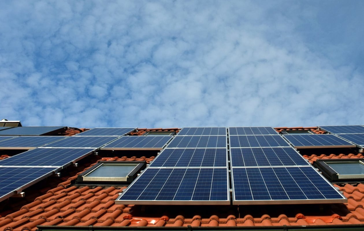 Zonnepanelen op een dak. Pixabay