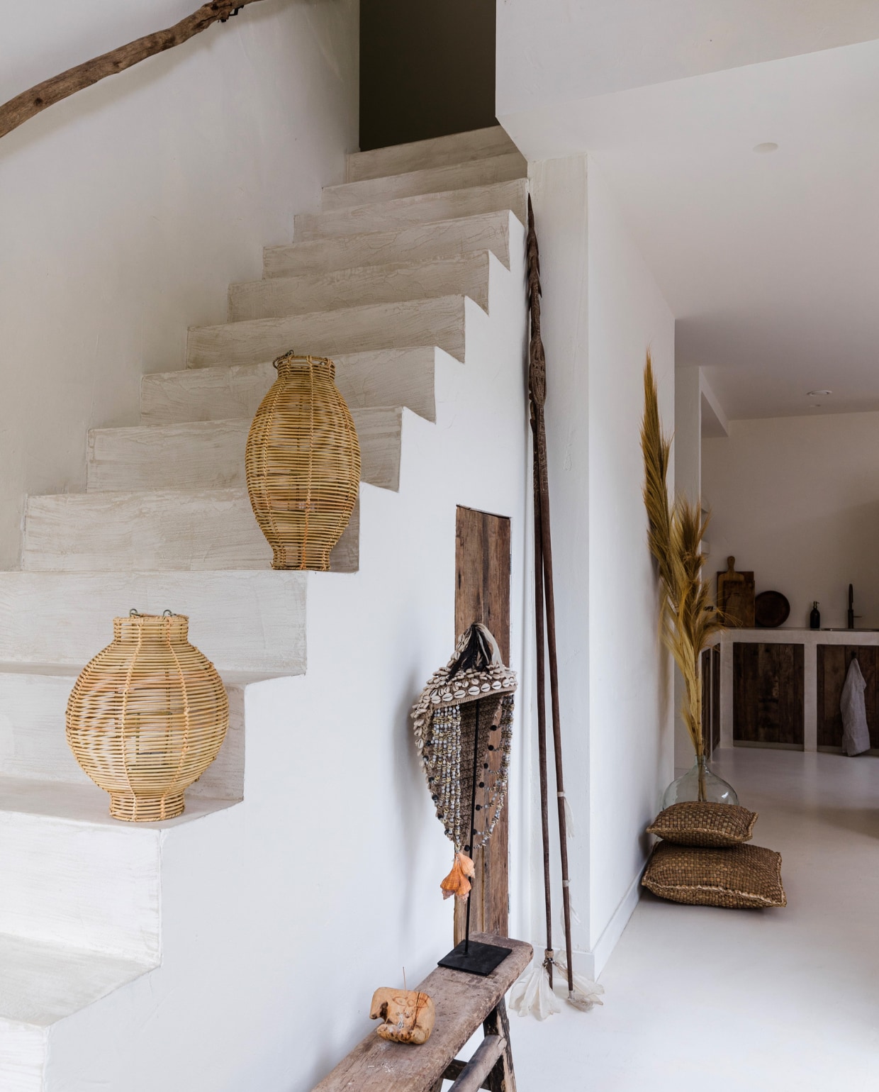 Vloer, muur, keuken en trap gestuukt door Elite Deco. Houten Chinees bankje Van Hees Design, deur onder trap Van Feij houthandel, trapleuning stok uit het bos. Overig Coco homeliving. vtwonen 08-2023 | fotografie Corine Hoge Bavel-Jansen