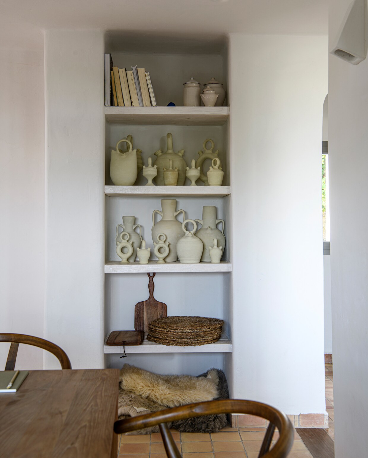 Vachten House of Colors, tafel en stoelen Dareels. Overig Jessica Bataille Atelier. vtwonen 08-2023 | productie Insidehomepage | styling Inge van Lieshout | fotografie Louis Lemaire