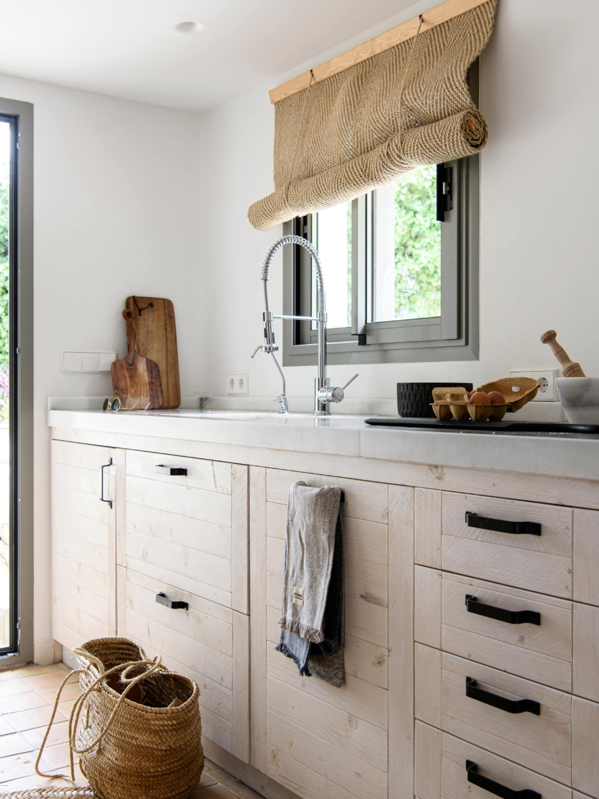 landelijk en basic een white wash keuken is de gulden middenweg