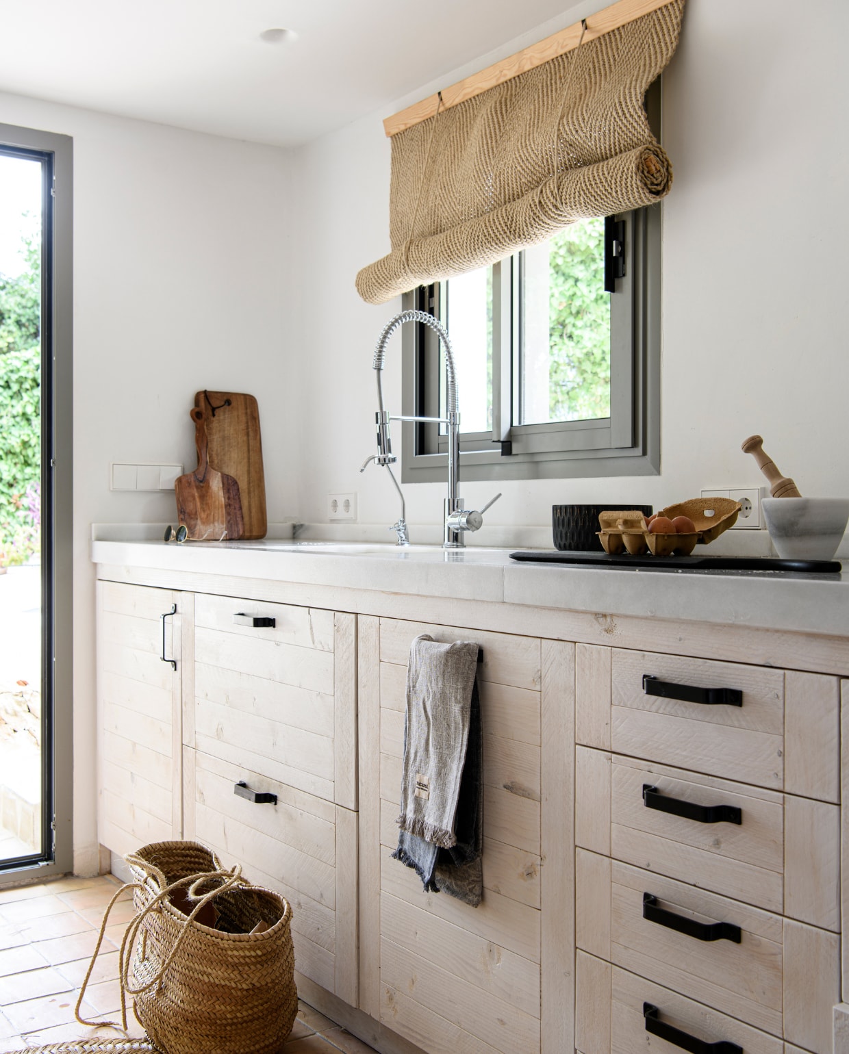 Theedoek Jysk. Vergelijkbare producten: rolgordijn Ropelampidea via Etsy, serveerplank klein Bloomingville, serveerplank groot Casa di Elturo, vijzel Sissy-Boy, boodschappentas Dille &amp; Kamille, theedoeken Casa. Overig Jessica Bataille Atelier. vtwonen 08-2023 | productie Insidehomepage | styling Inge van Lieshout | fotografie Louis Lemaire